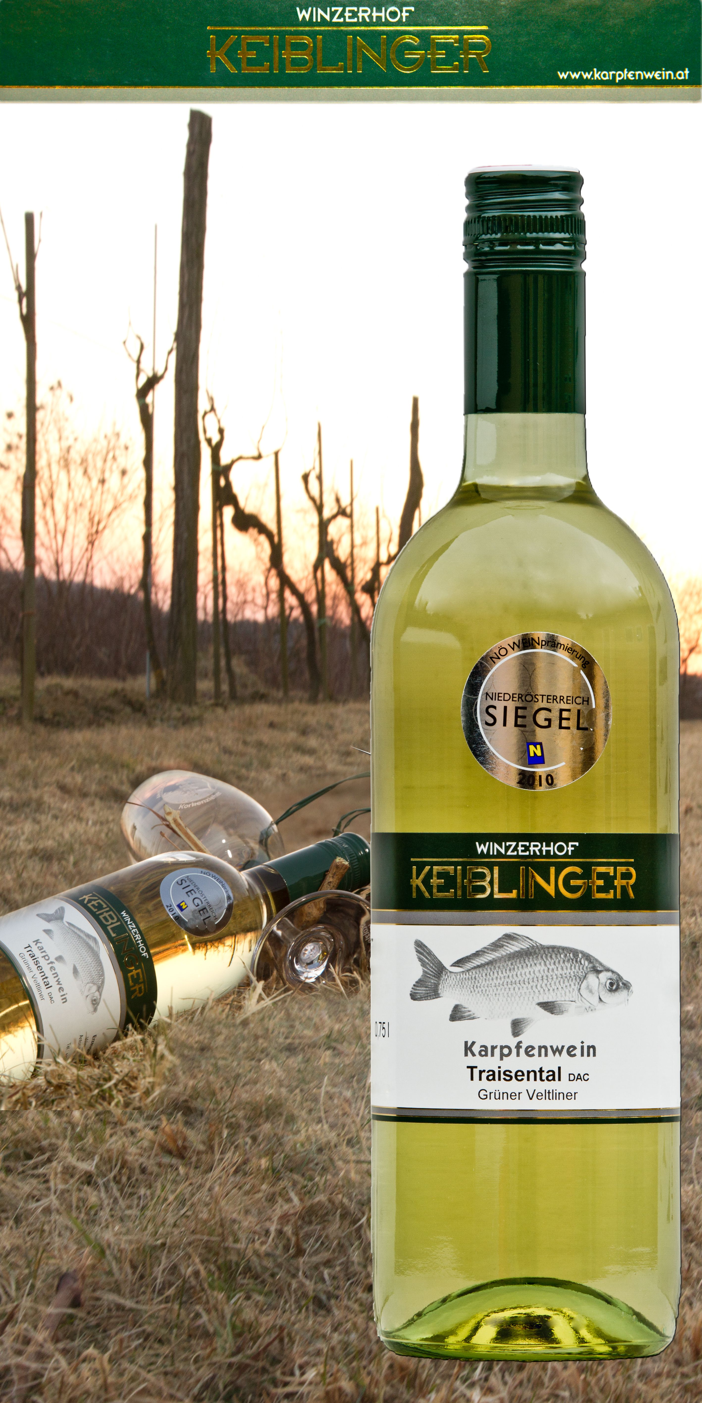 Weinflasche Keiblinger im Vordergrund, Weinberge im Hintergrund.