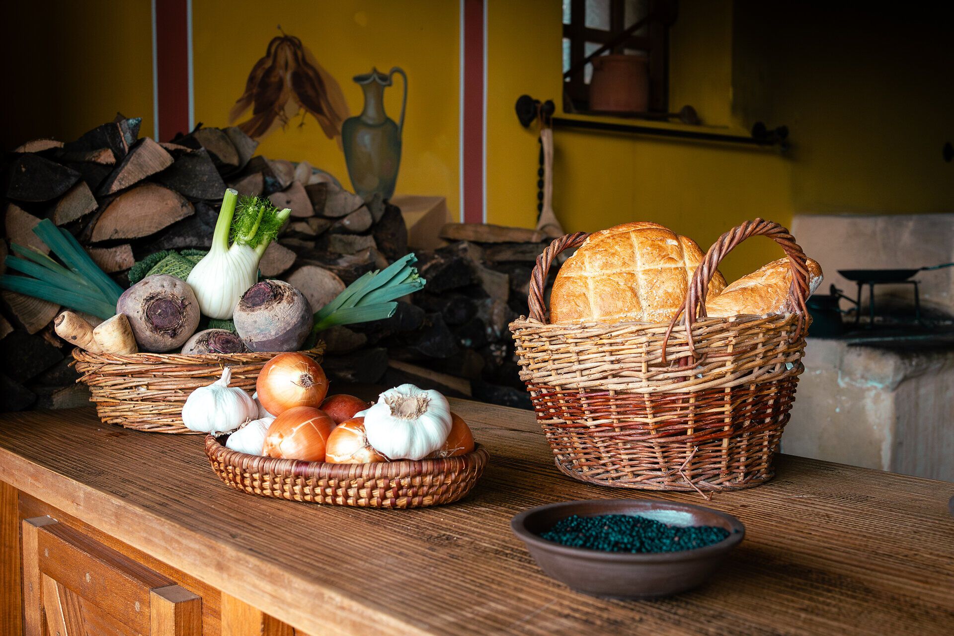 Innenaufnahme einer römischen Küche. Körbe mit Brot und Gemüse. 