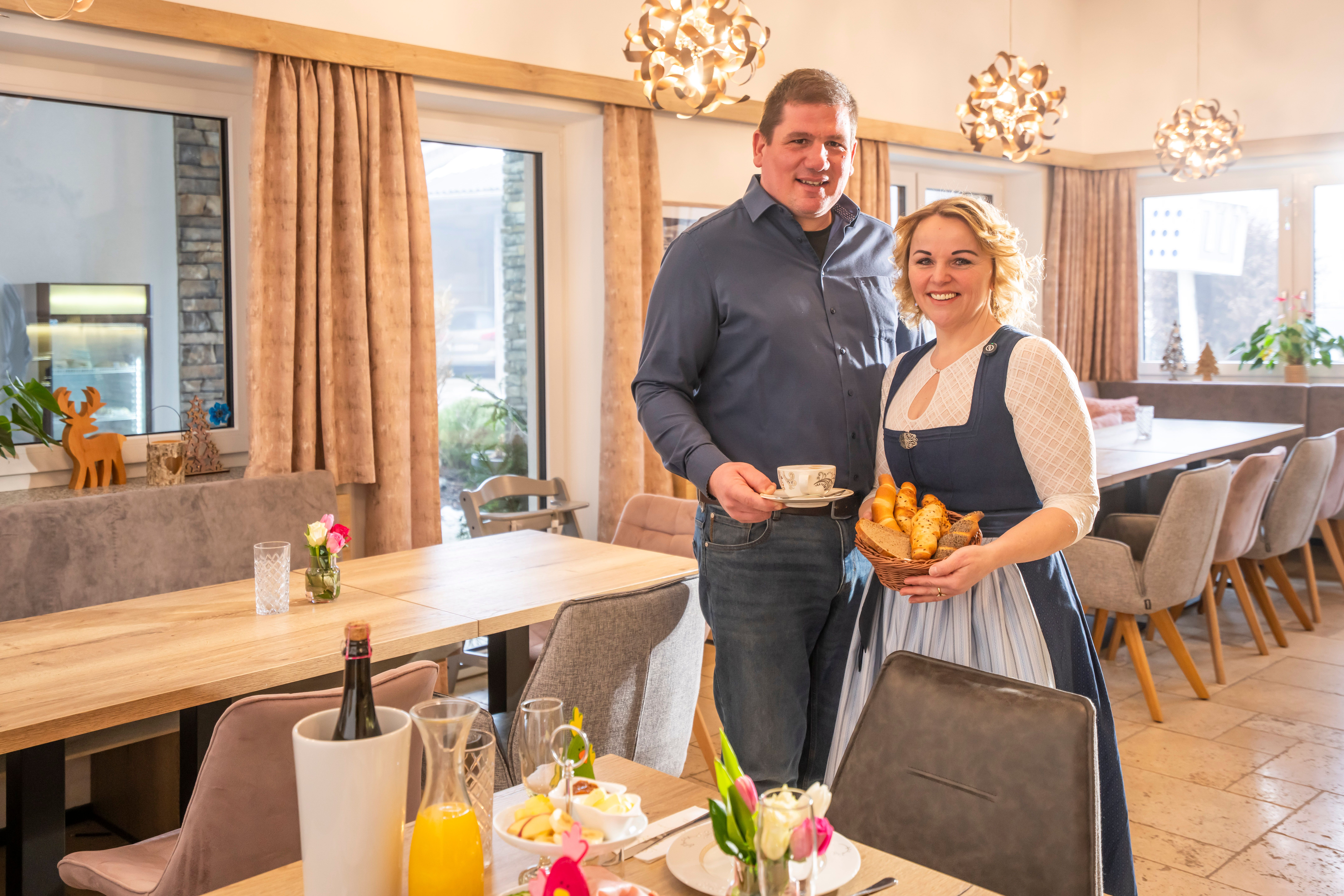 Maria und Rene Harrauer im Frühstückraum