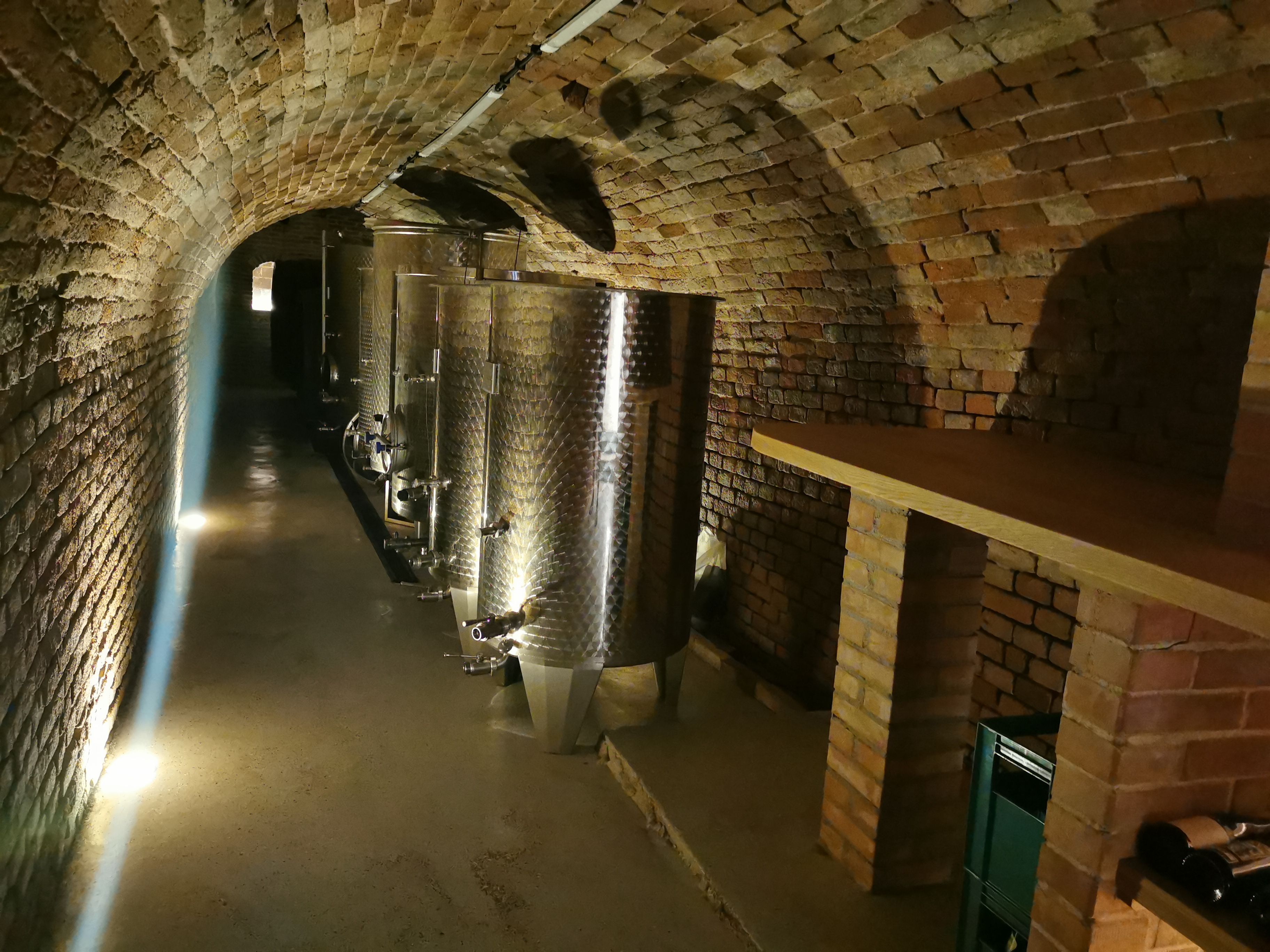 Kellerröhre mit Tanks