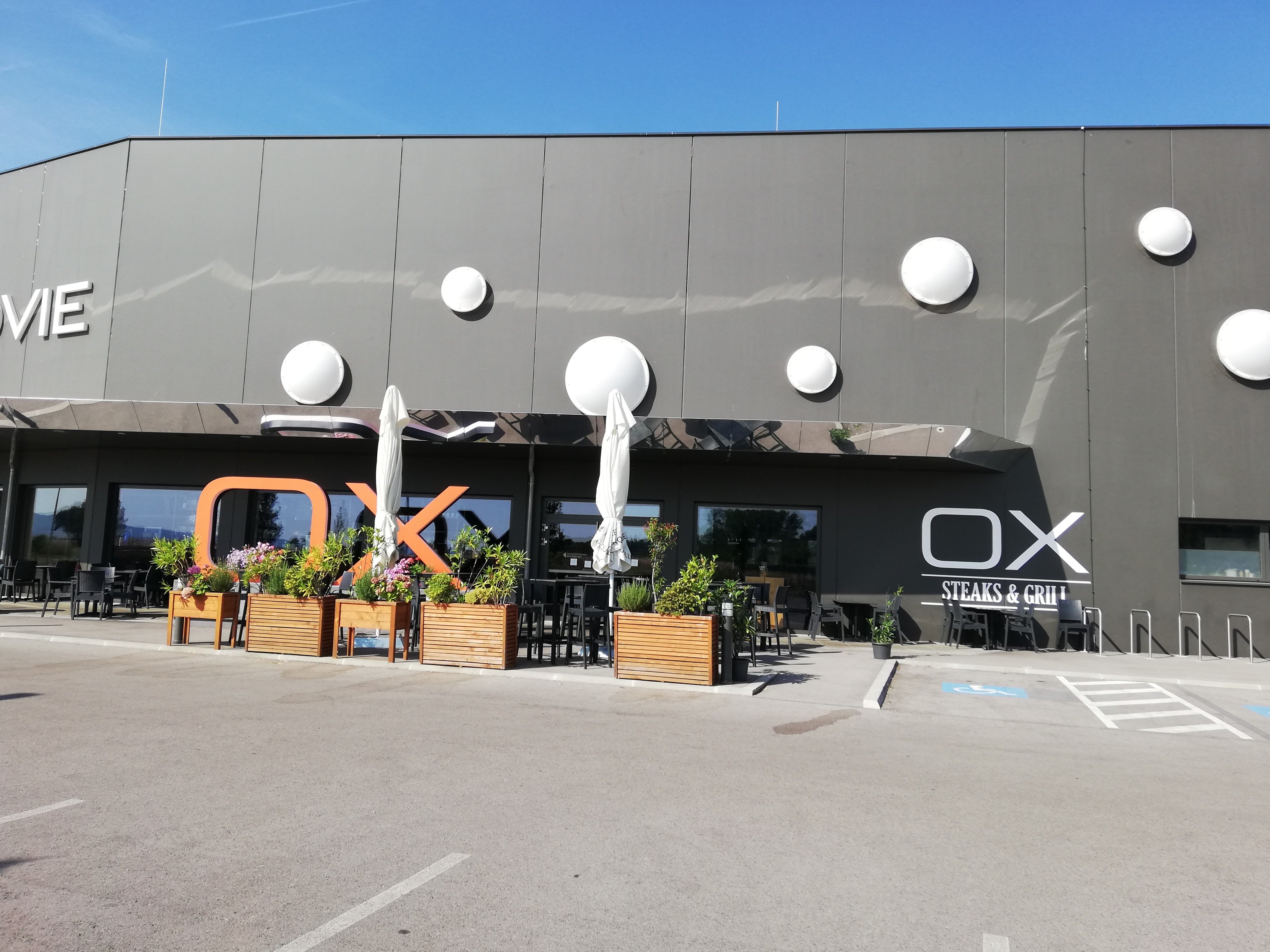 OX Aussenansicht vom Parkplatz 