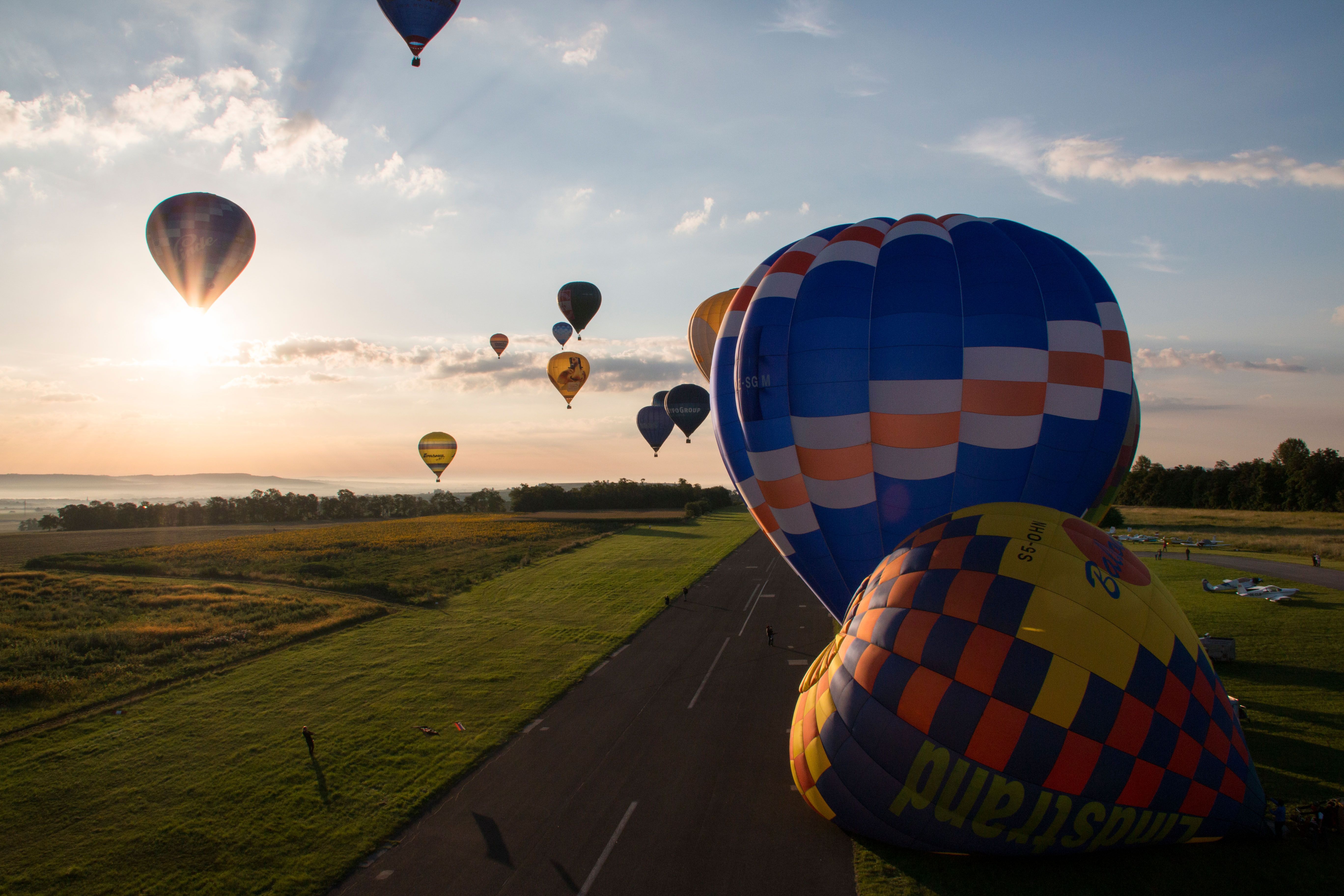 Heißluftballons starten bei Sonnenaufgang vom Flughafen Krems-Gneixendorf.