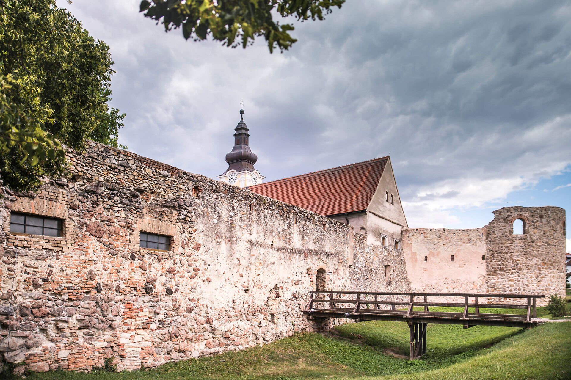 Die beeindruckenden Überreste der römischen Architektur erzählen Geschichten aus einer längst vergangenen Zeit. Umgeben von sanften Hügeln und üppigem Grün lädt die Atmosphäre dazu ein, in die Geschichte einzutauchen und die Schönheit der Natur zu genießen.