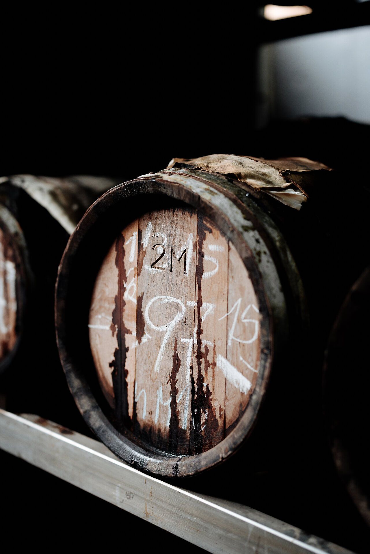 In der dunklen Atmosphäre des Holzfasslagers entfaltet sich der intensive Duft von Aceto Balsamico. Die edlen Fässer, die hier ruhen, erzählen Geschichten von Tradition und Handwerkskunst, während die Zeit stillzustehen scheint. Ein Besuch in dieser einzigartigen Umgebung verspricht ein unvergessliches Erlebnis für alle Feinschmecker.