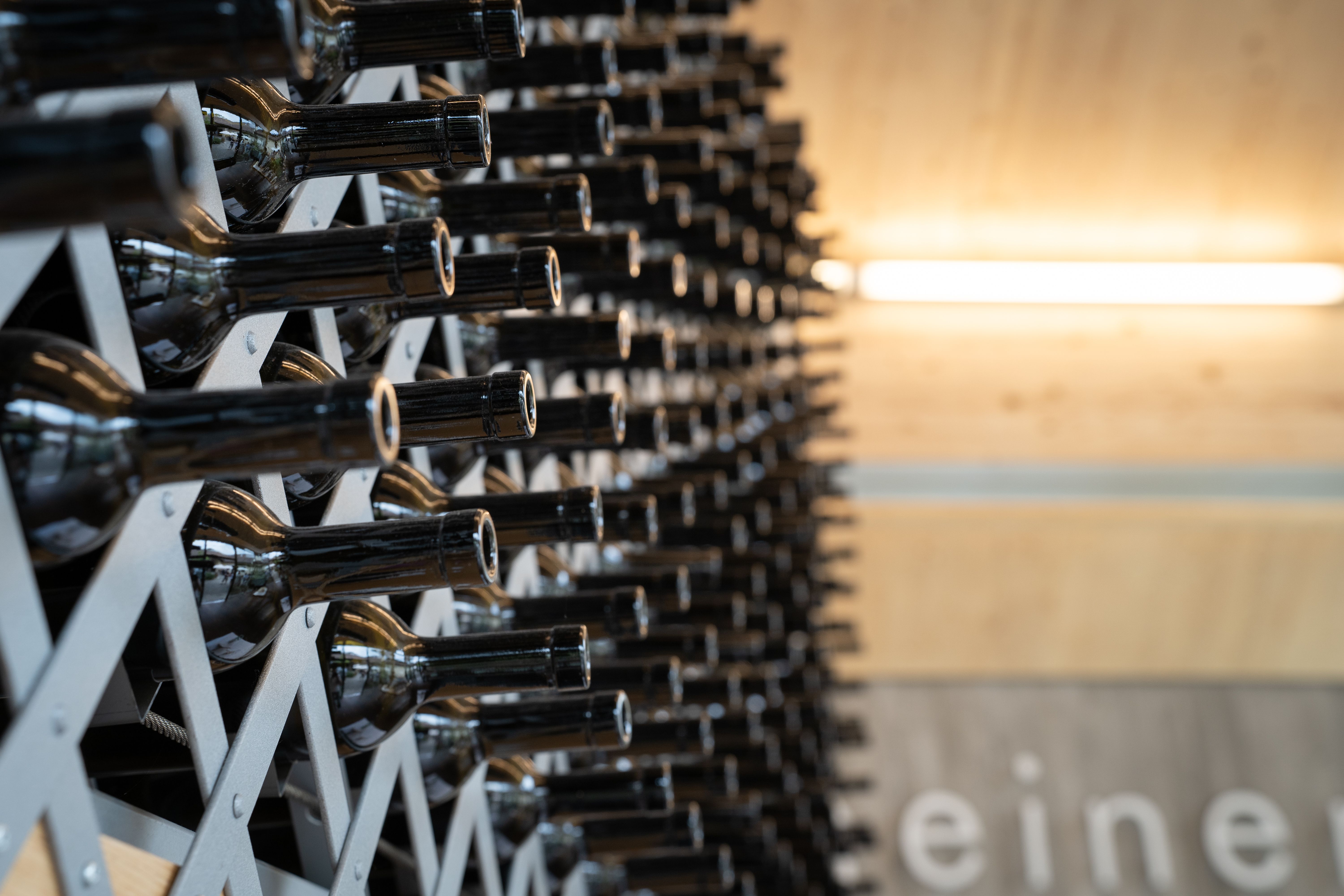 Weinflaschen im Regal