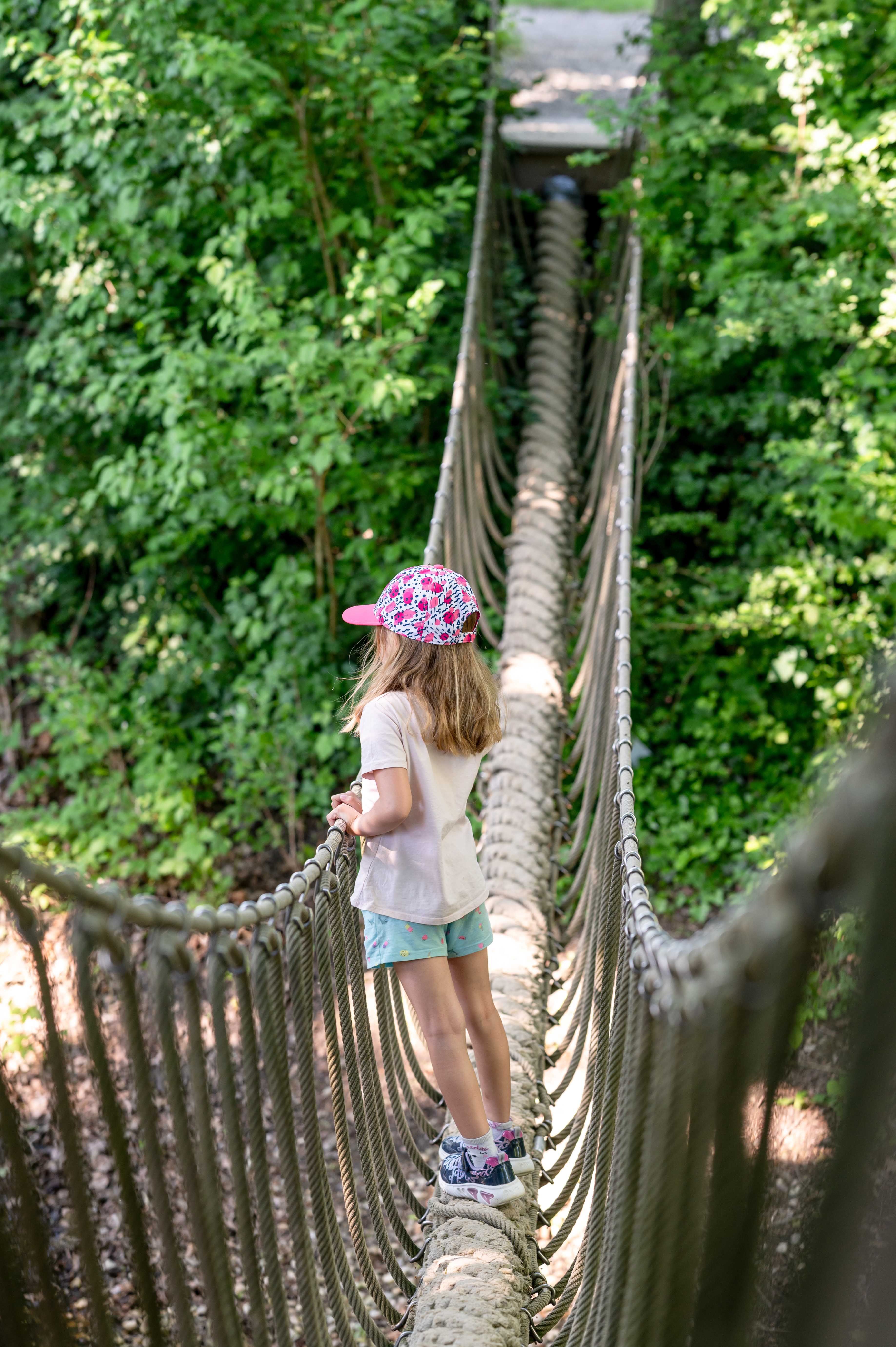 Kind auf Hängebrücke
