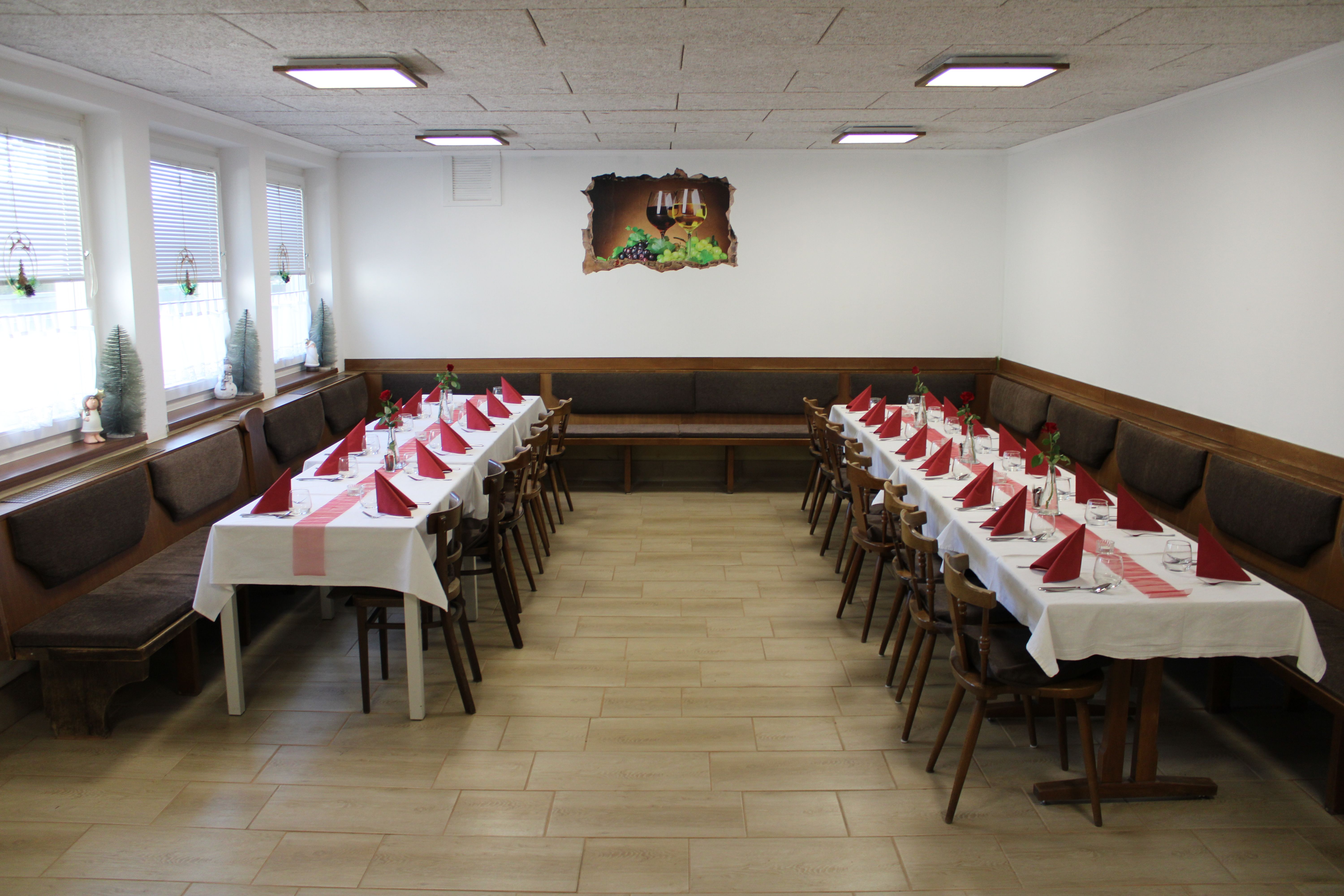 Stixer Hof, Stixneusiedl, Großer Saal mit Tischen und Bänken