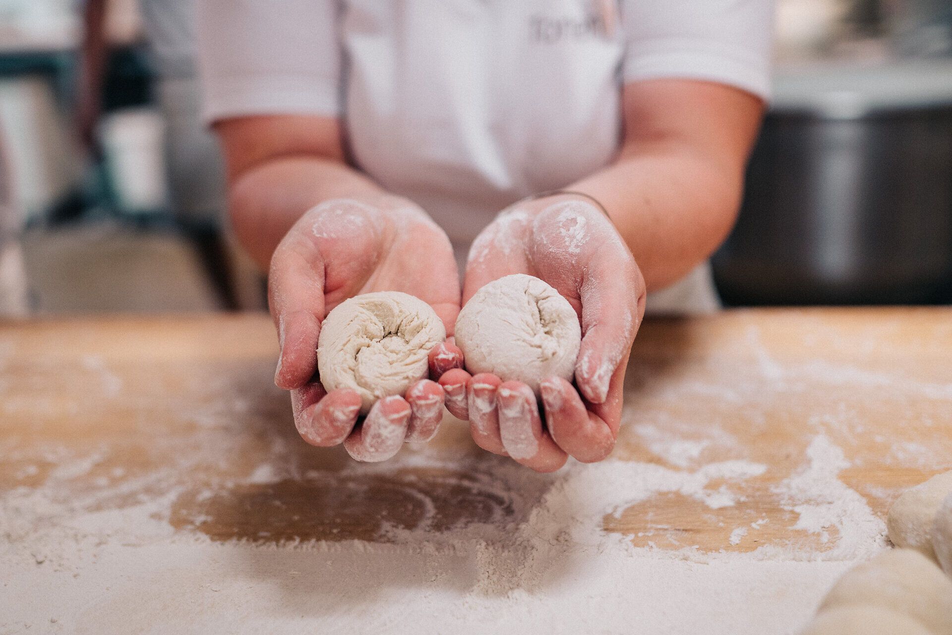 In der Bäckerei Schmidl entstehen mit viel Liebe und handwerklichem Geschick köstliche Wachauer Laberl. Der Duft von frisch gebackenem Brot erfüllt die Luft und lädt dazu ein, die regionale Backkunst zu entdecken.