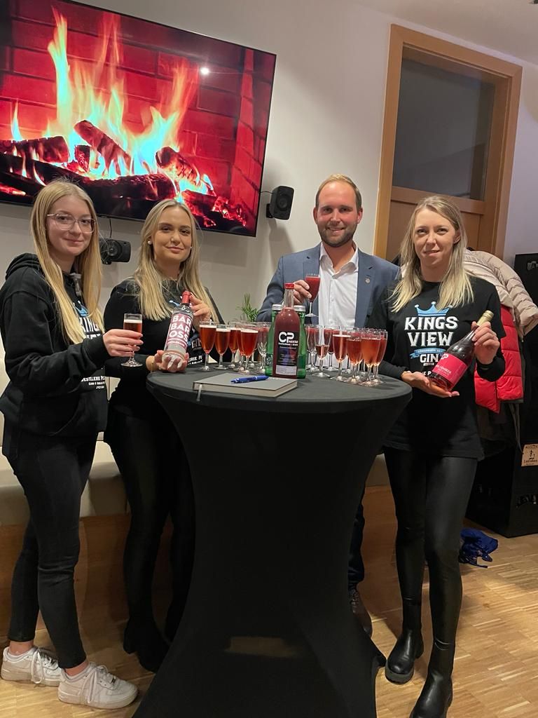 Vier Personen bei einer Verkostung im Forum