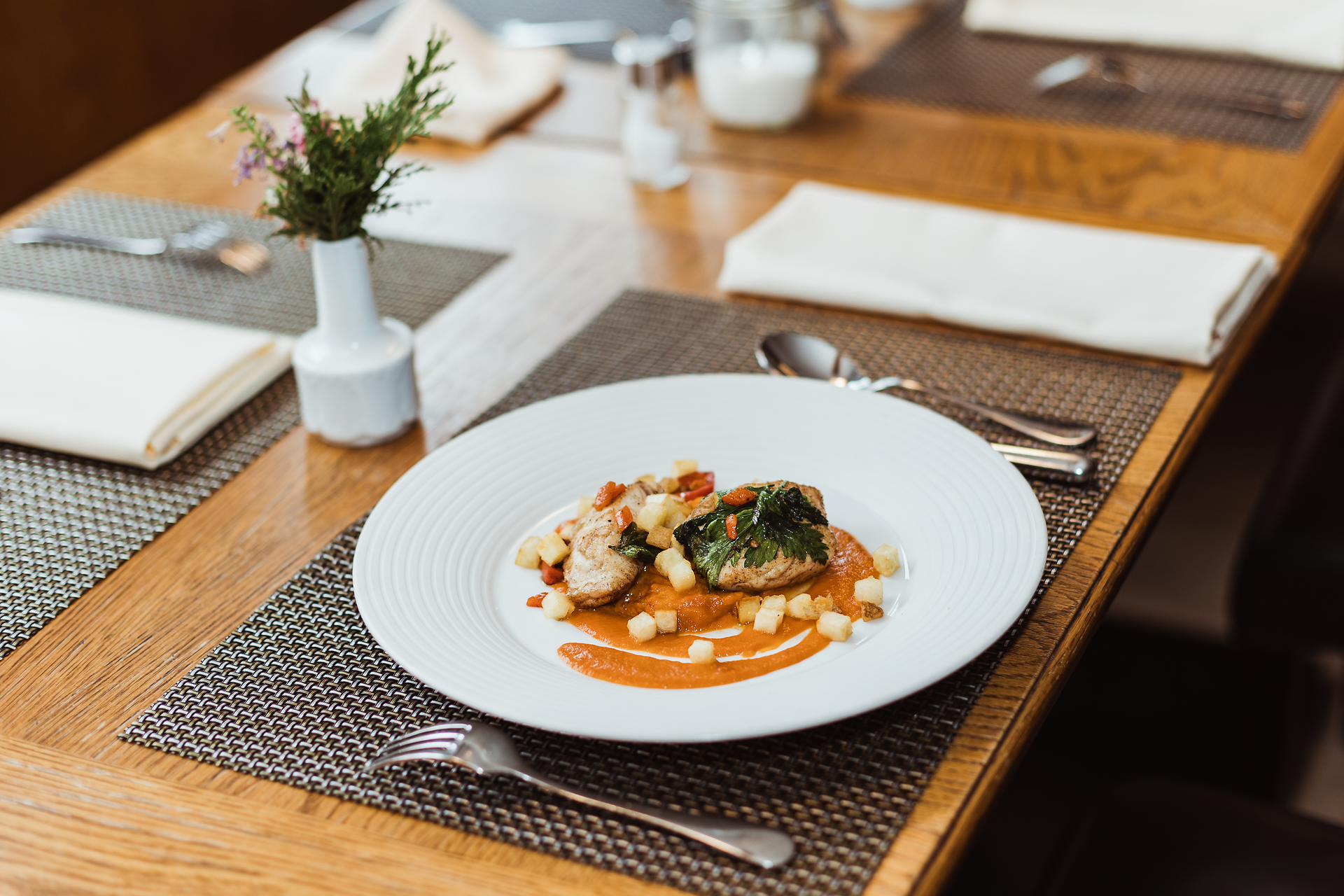 Ein kunstvoll angerichtetes Gericht, das die Aromen der Region verkörpert, lädt zum Genießen ein. Die harmonische Kombination aus zarten Fleischstücken und frischen Beilagen verspricht ein unvergessliches Geschmackserlebnis. Hier, wo die Wirtshauskultur lebendig ist, wird jeder Bissen zum Fest für die Sinne.