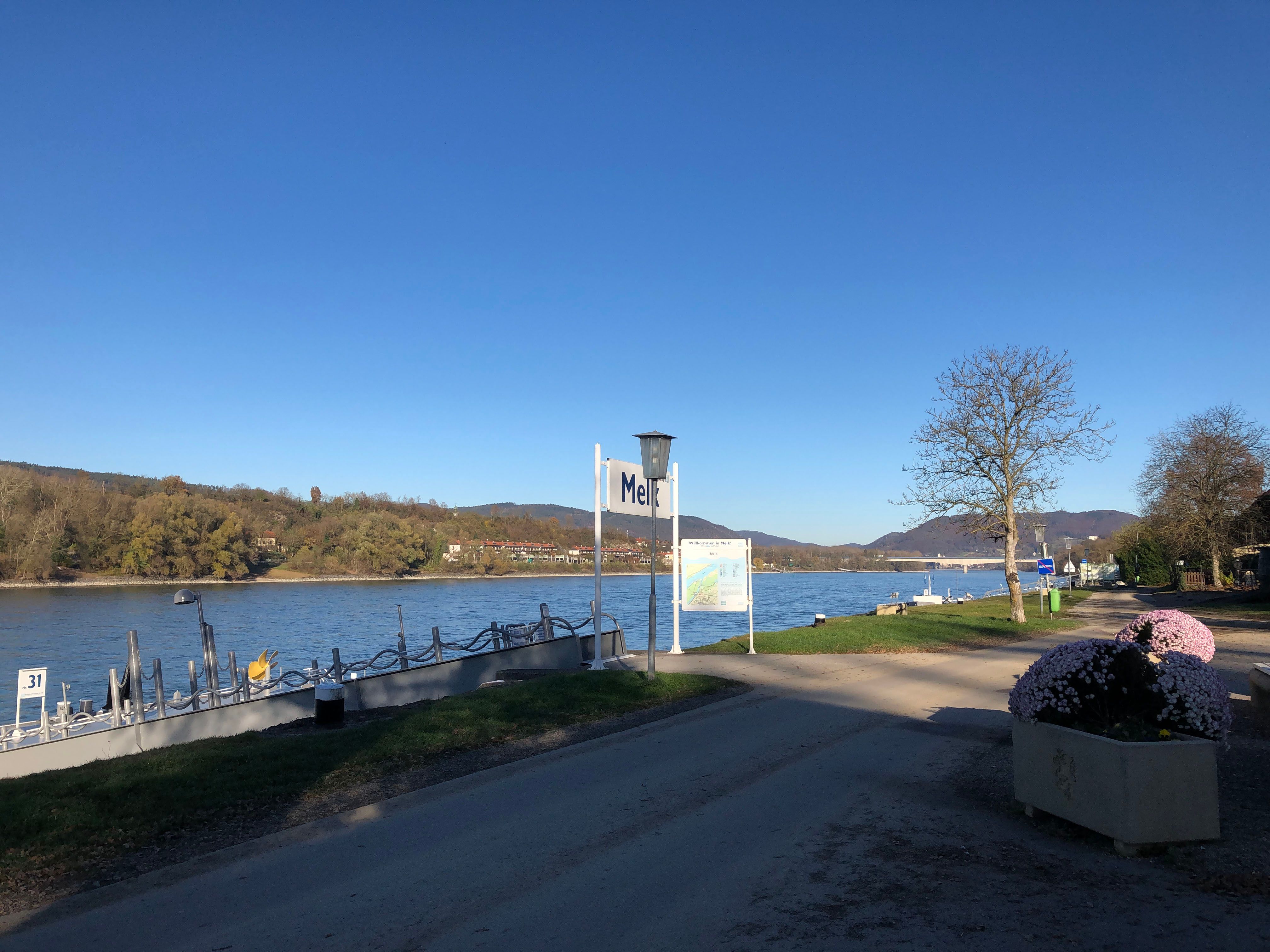 Anlegestelle Nr. 31 in Melk an einem sonnigen Tag mit Blick auf die Donau und umliegende Landschaft.