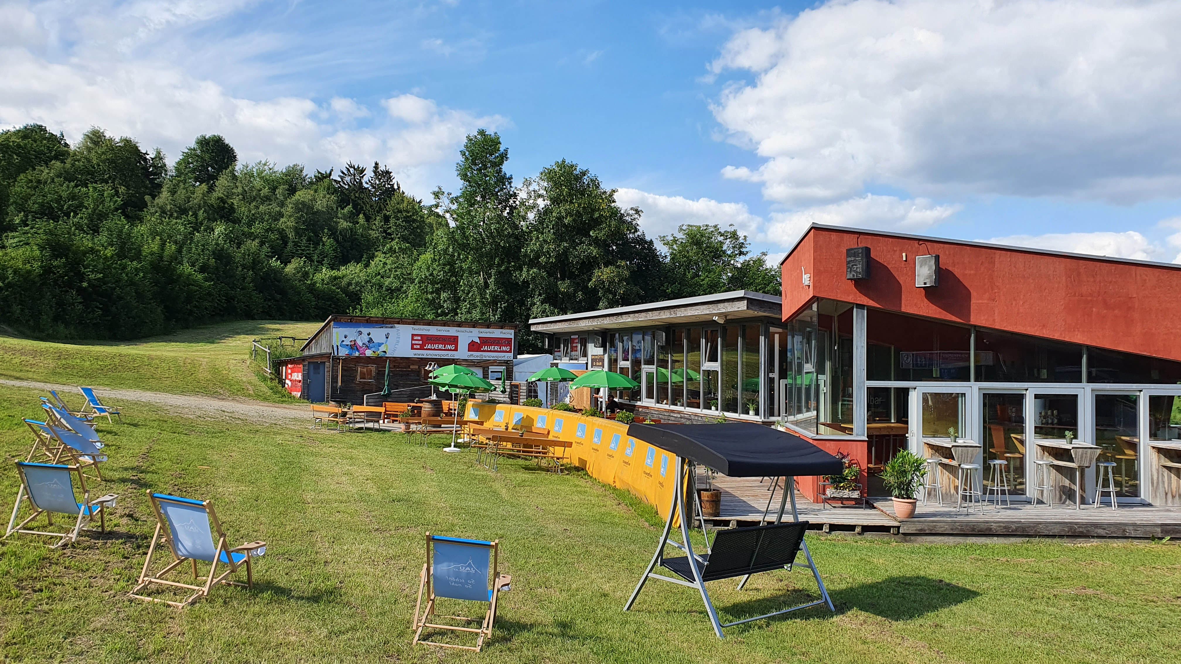 Gemütliche Sitzgelegenheiten in der Wiese 