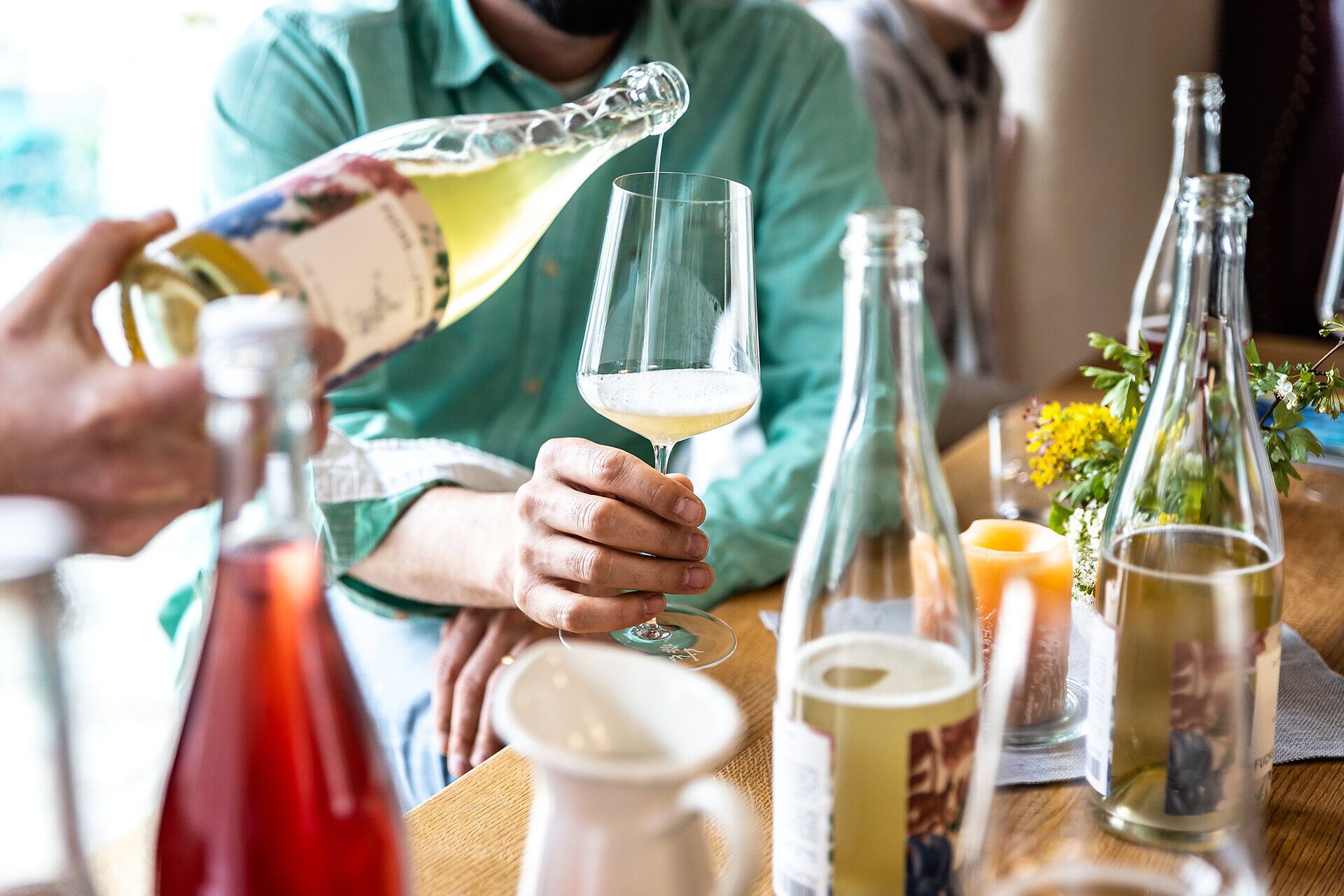 Pet Nat des Weinguts Fuchs und Hase wird in ein Weinglas eingeschenkt.