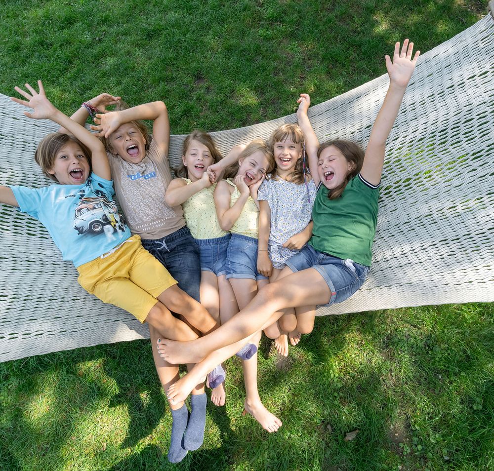 Mehrere Kinder in einer Hängematte auf Schloss Hof