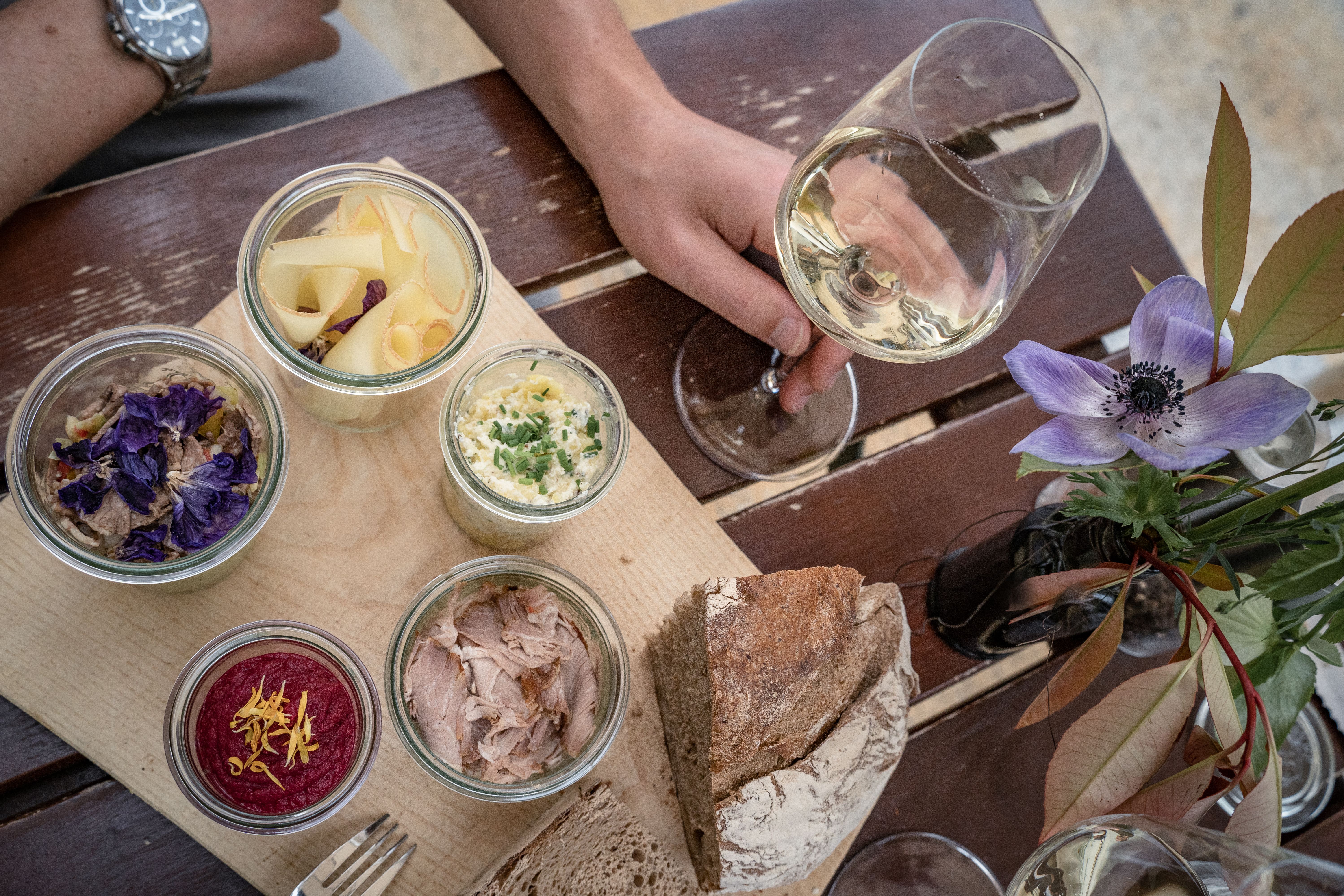 Aufstriche in Gläsern, Brot, Wein