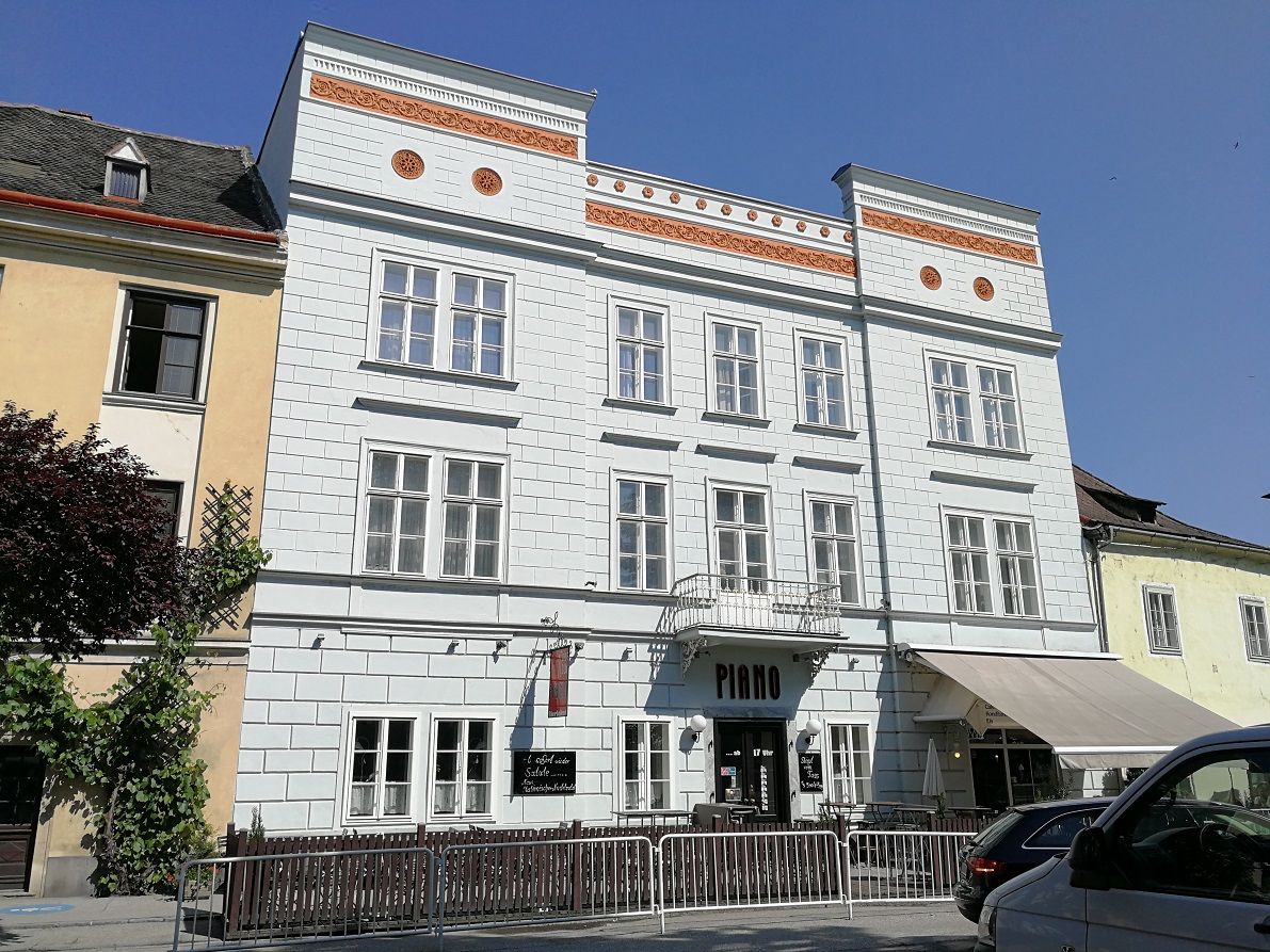 Außenansicht eines historischen Gebäudes mit der Aufschrift 'Piano' in Krems.
