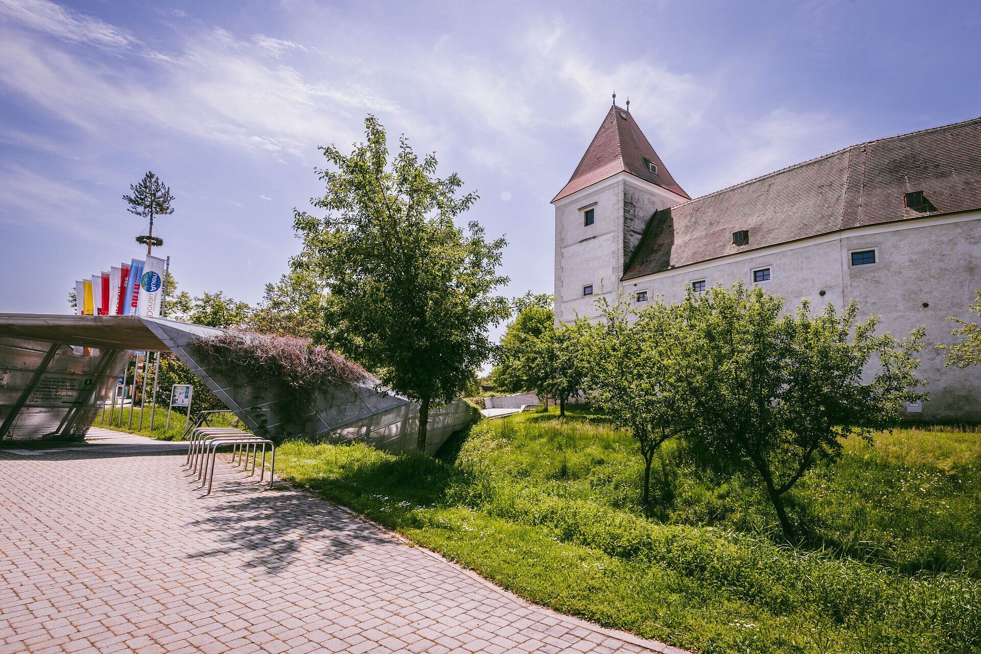 Außenansicht und Eingangsbereich von Schloss Orth an der Donau. 