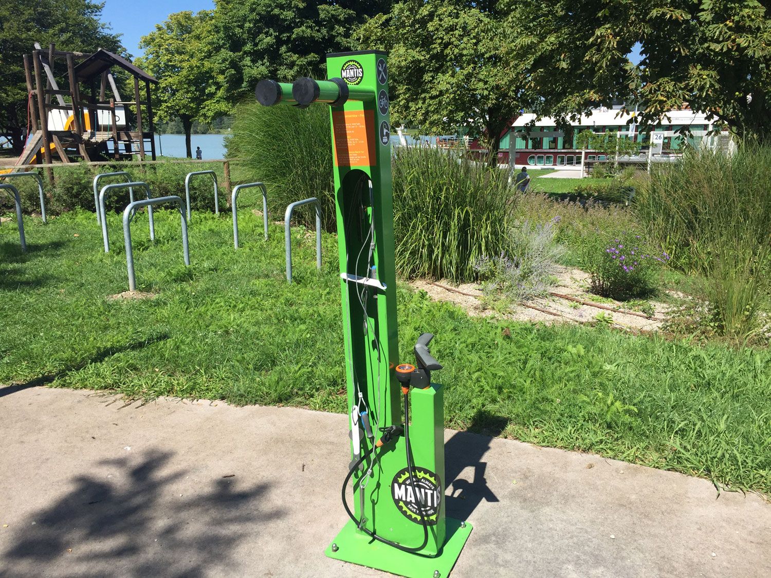 Radservicestation im Hintergrund die Donaulände 