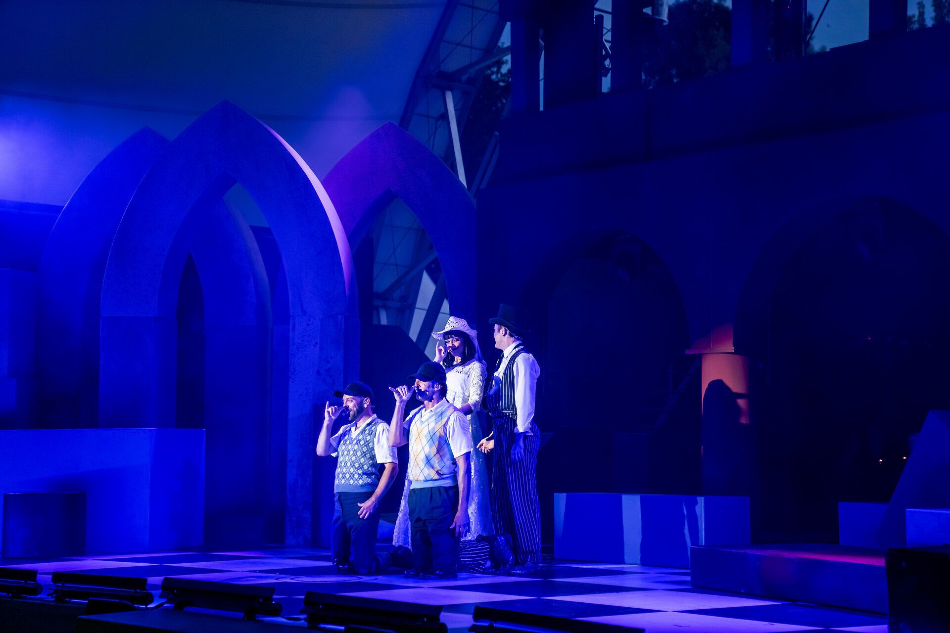 Die Bühne erstrahlt in sanften Lichtern, während die Darsteller in historischen Kostümen voller Leidenschaft ihre Geschichten erzählen. Die Atmosphäre ist von Vorfreude und Begeisterung geprägt, während das Publikum gebannt lauscht und die Magie des Theaters genießt.