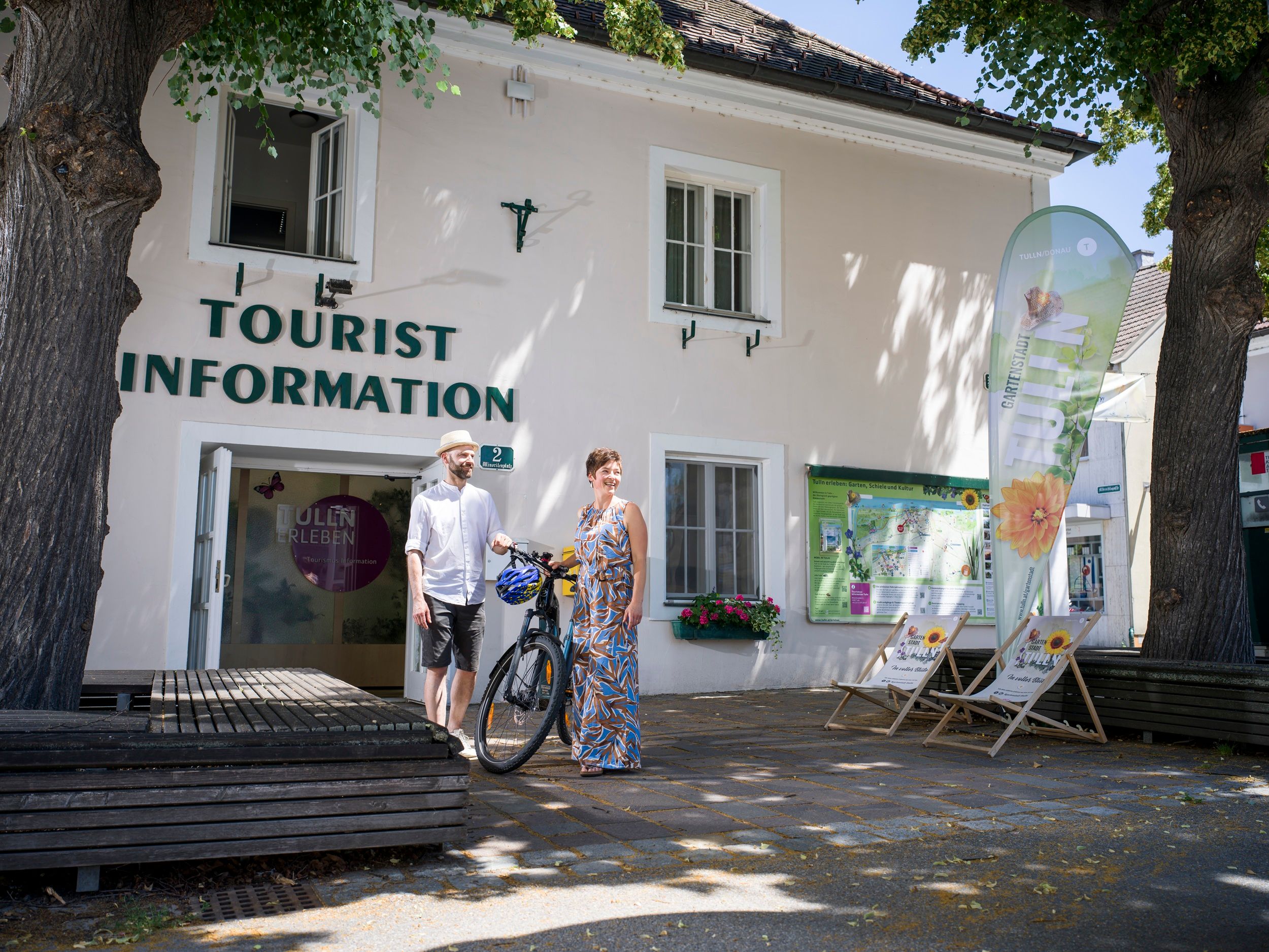 Gäste mit E- Bike vor Tourismusinfo Tulln 