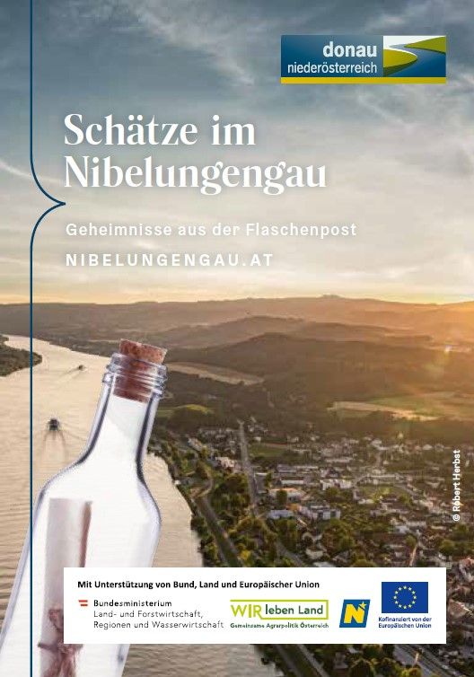 Links unten im Eck sieht man eine Flaschenpost, das Bild im Hintergrund zeigt einen Ort im Nibelungengau mit der Donau.