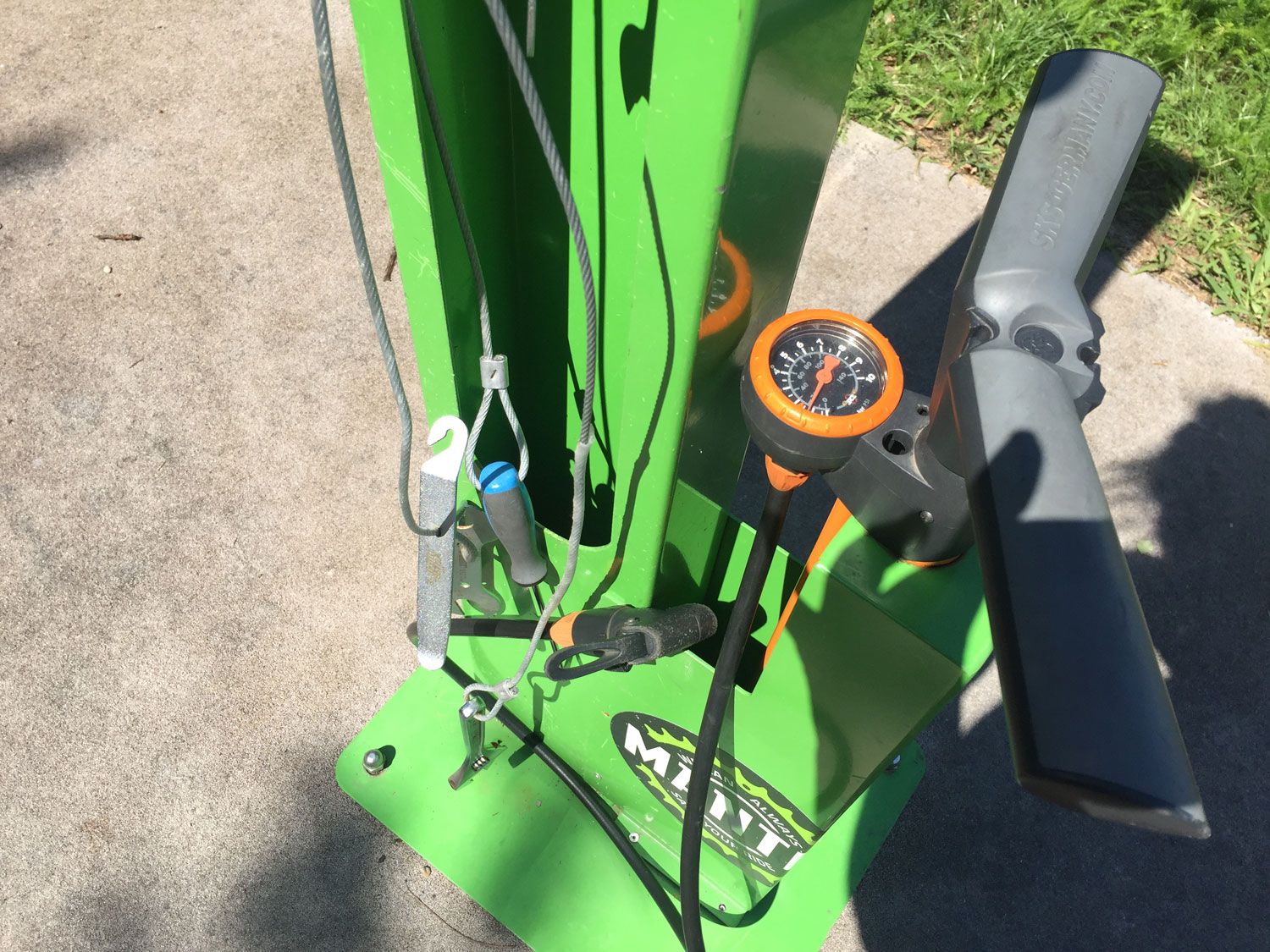 Fahrradreparaturstation mit Werkzeug