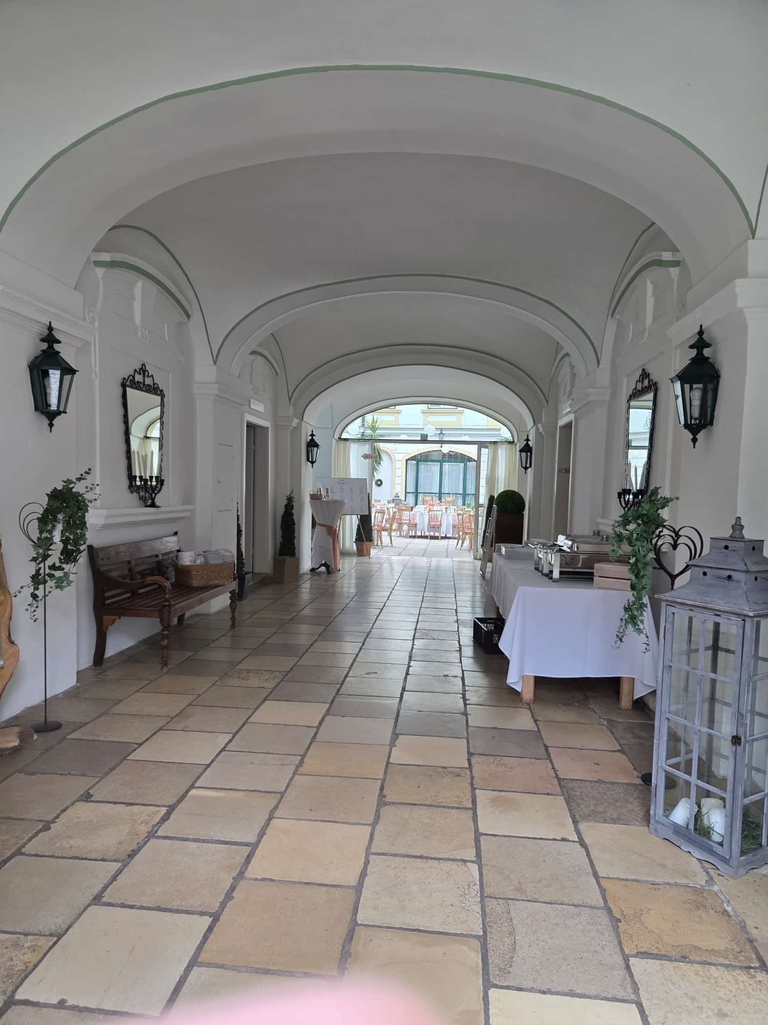 Durchgang im Schloss mit Blick in den Innenhof