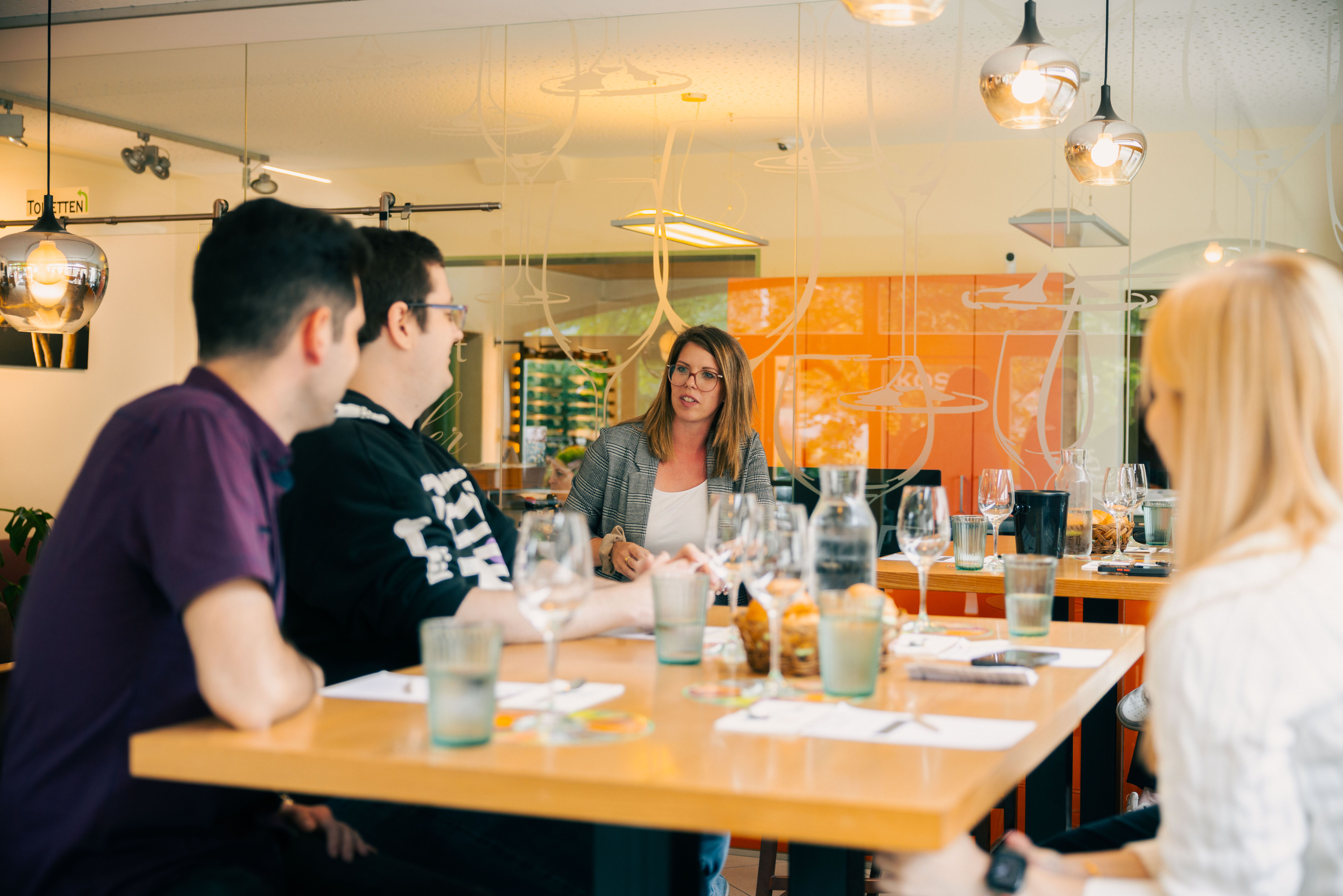 Vier Personen beim Weinsensorik Training 