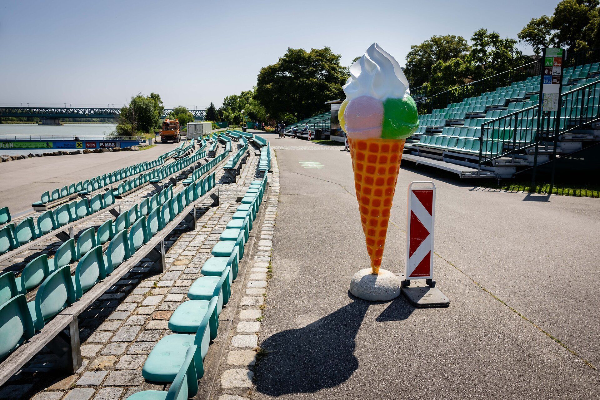 Sitzreihen Donaubühne Tulln, große Werbetafel mit einem Eis