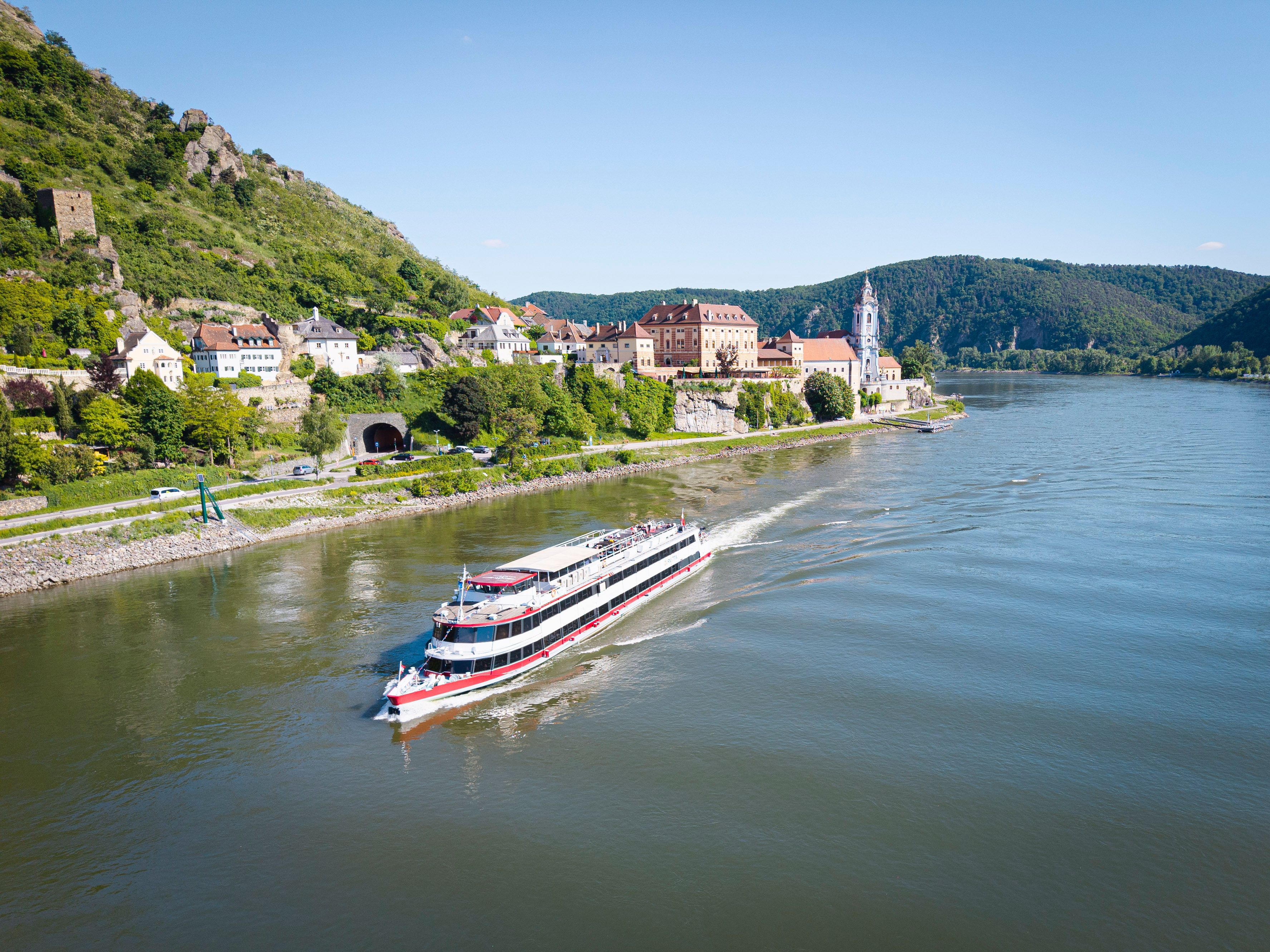 Eine sanfte Bootstour auf der Donau eröffnet atemberaubende Ausblicke auf die malerische Landschaft der Wachau. Das glitzernde Wasser spiegelt die sanften Hügel und die üppigen Weinberge wider, während die frische Brise die Sinne belebt. Hier wird der Sommer in seiner schönsten Form erlebbar.
