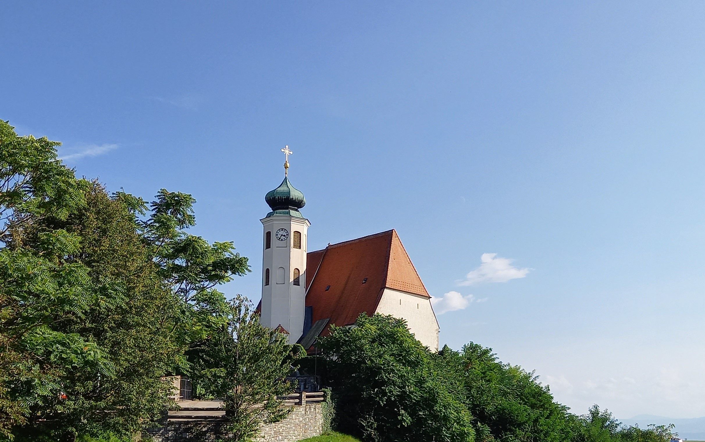 Pohled na farní kostel Dunkelsteinerwald