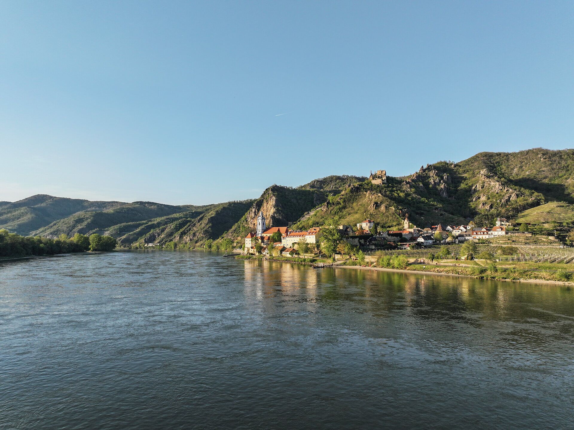 Dürnstein vom Wasser aus gesehen.