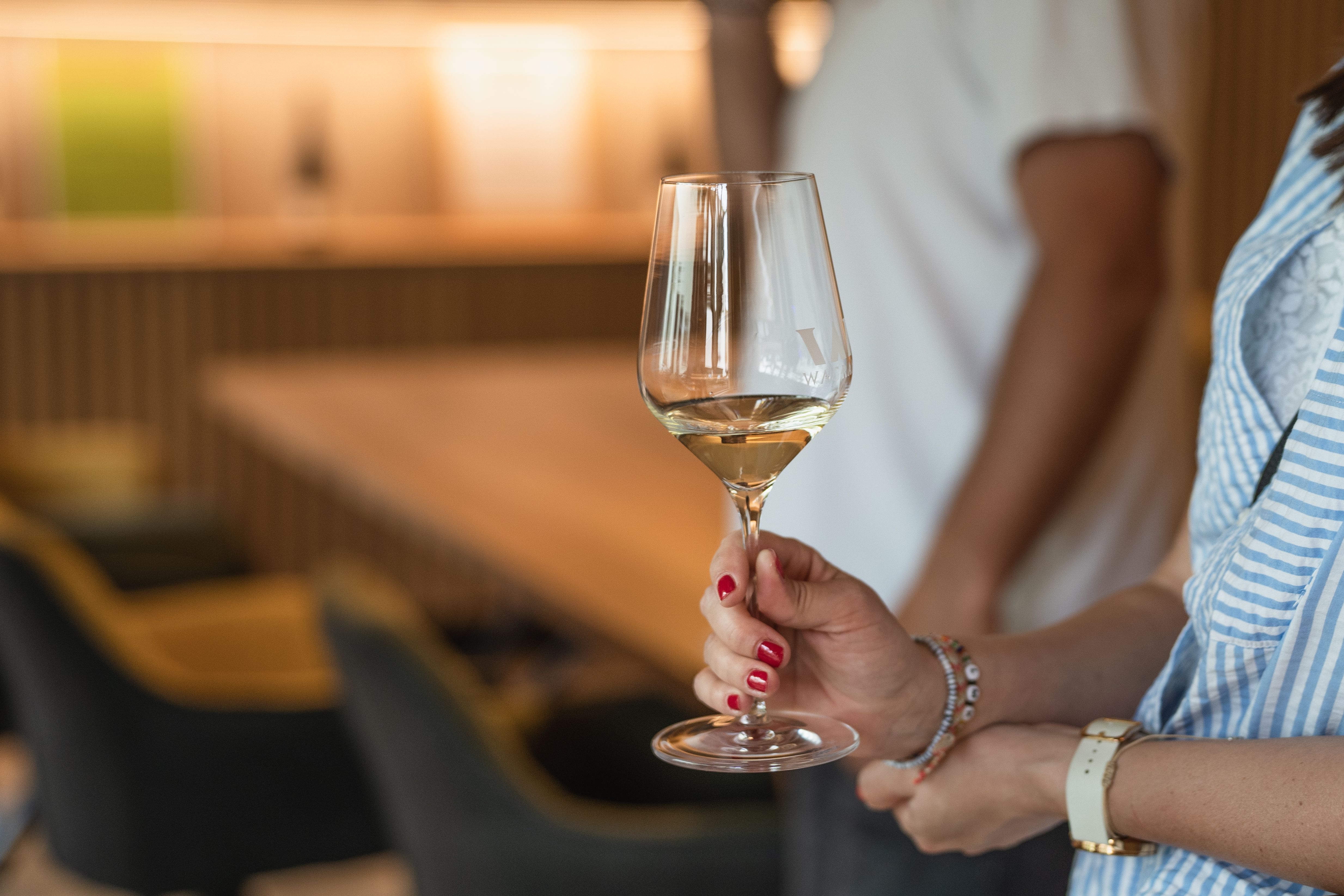 Frau mit Glas Wein in der Hand