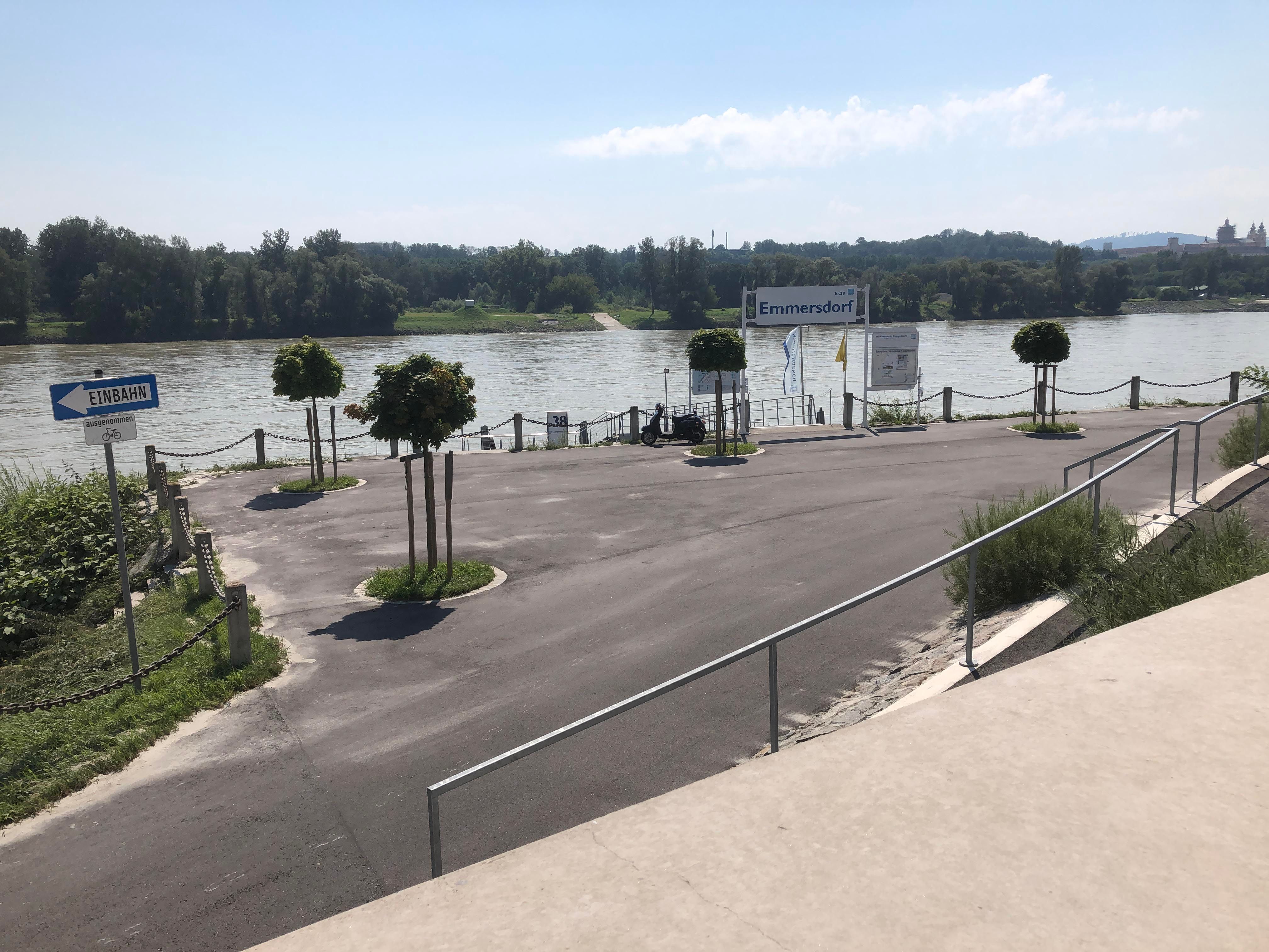 Anlegestelle Emmersdorf mit Fluss und Bäumen im Hintergrund.