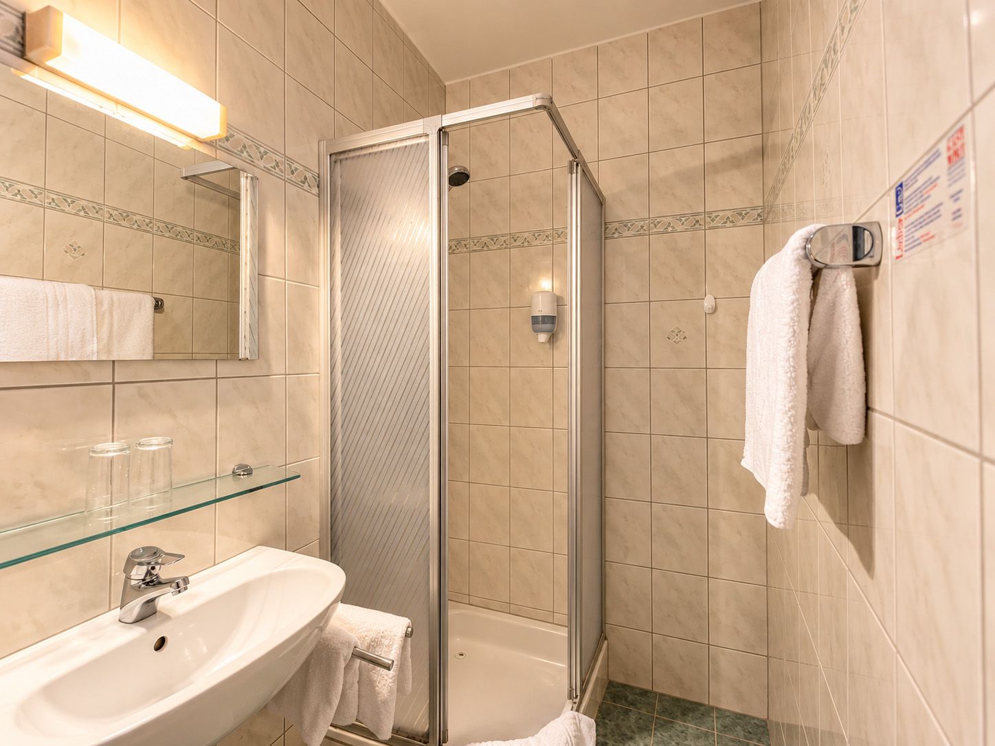 zimmer_weinhotelwachau_standard_zimmer_bad