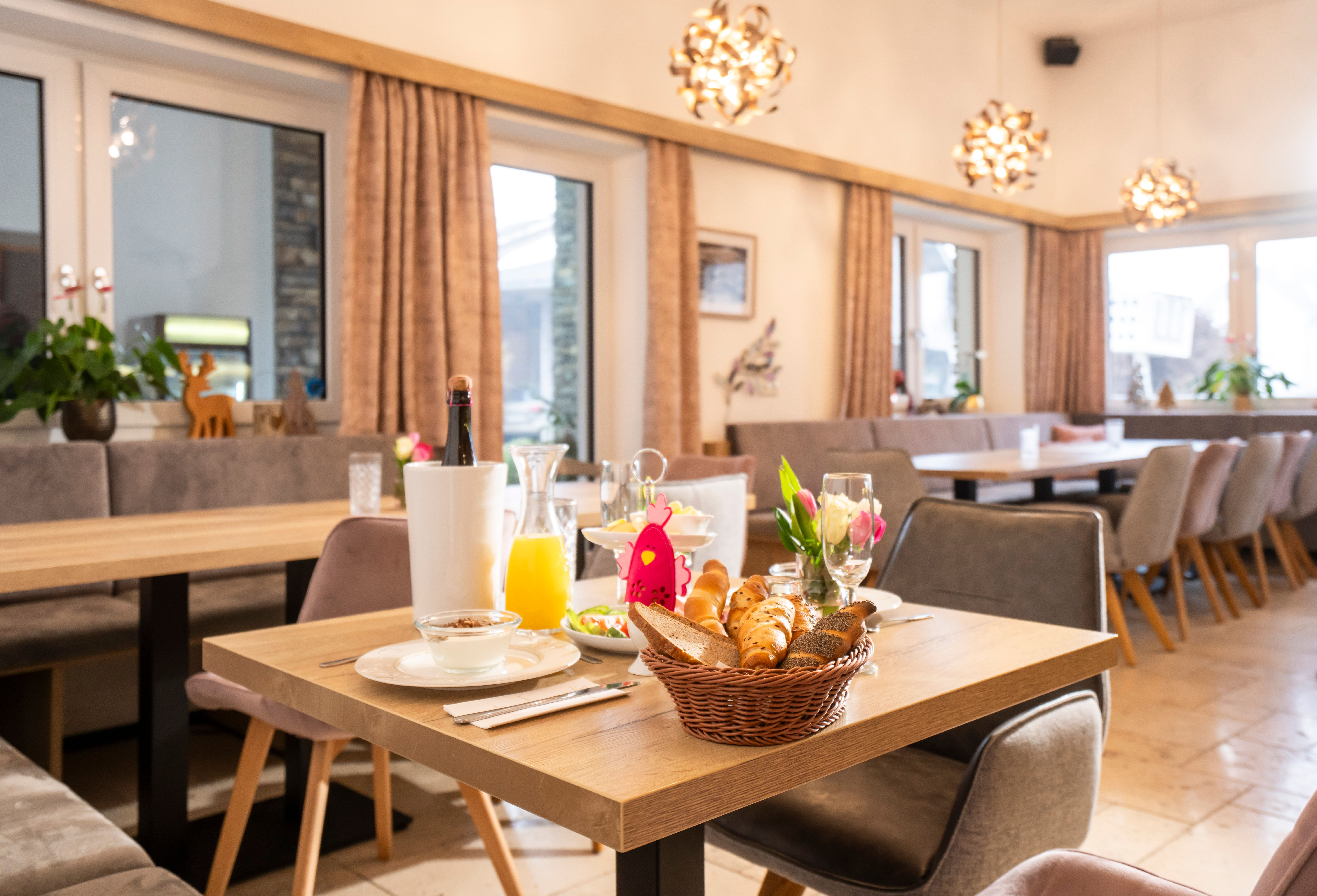 Reich gedeckter Frühstückstisch mit Produkten aus Eigenerzeugung