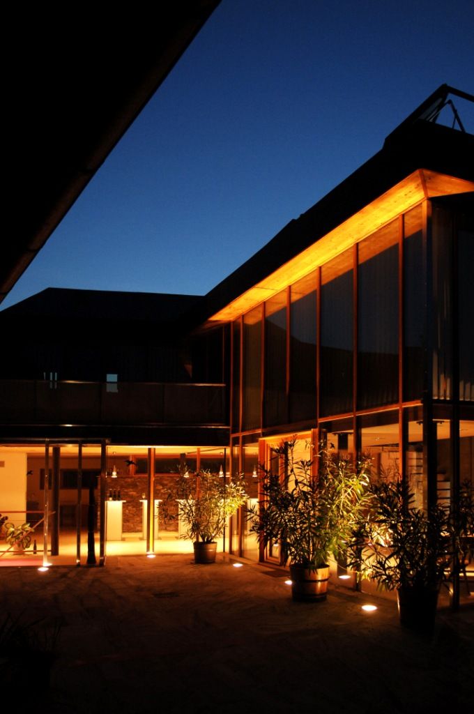 Beleuchteter Innenhof eines modernen Gebäudes bei Nacht.
