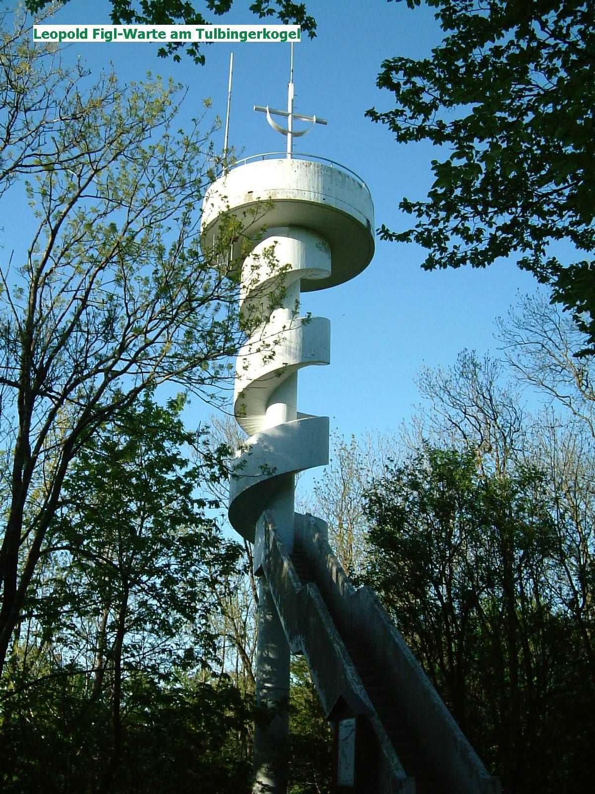Leopold Figl-Warte am Tulbingerkogel, ein weißer Aussichtsturm mit Wendeltreppe, umgeben von Bäumen.