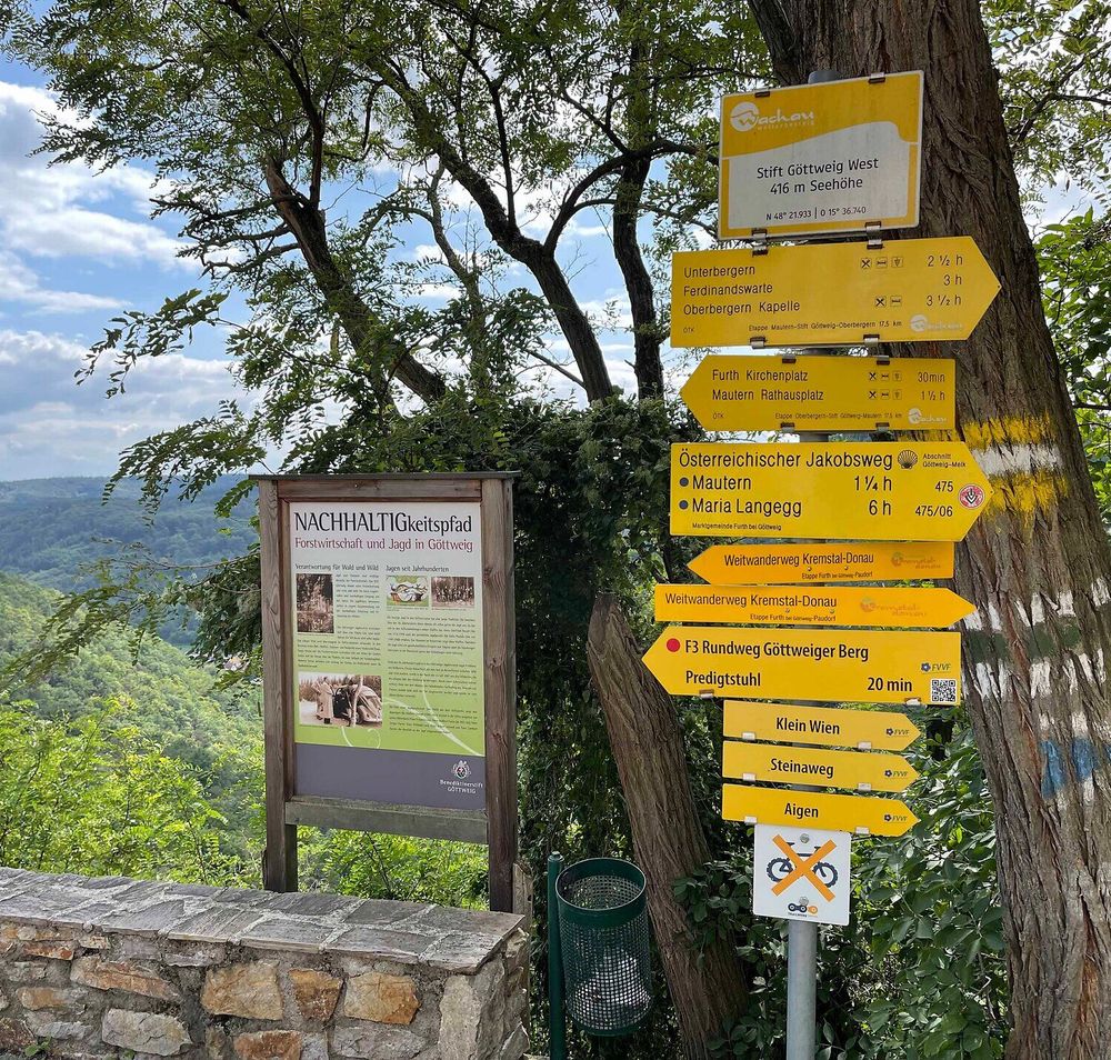 Die sanften Hügel der Wachau laden zu unvergesslichen Wanderungen ein, während die frische Frühlingsluft die Sinne belebt. Über den schmalen Pfaden eröffnen sich atemberaubende Ausblicke auf die umliegenden Weinberge und die Donau, die in der Sonne glitzert. Hier, wo Natur und Kultur harmonisch verschmelzen, wird jeder Schritt zum Erlebnis.