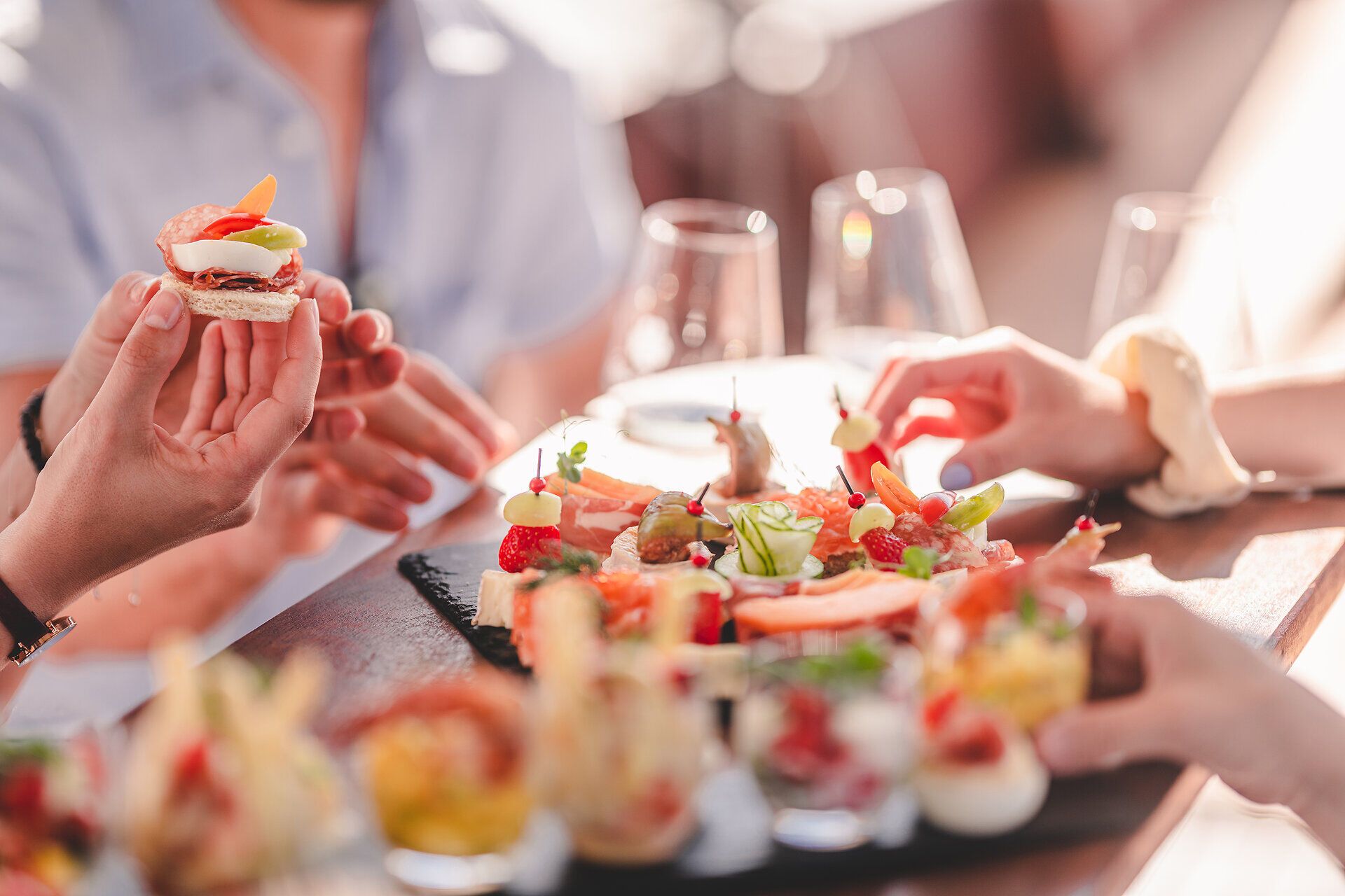 Verschiedene kleine Häppchen in Gläser gefüllt.