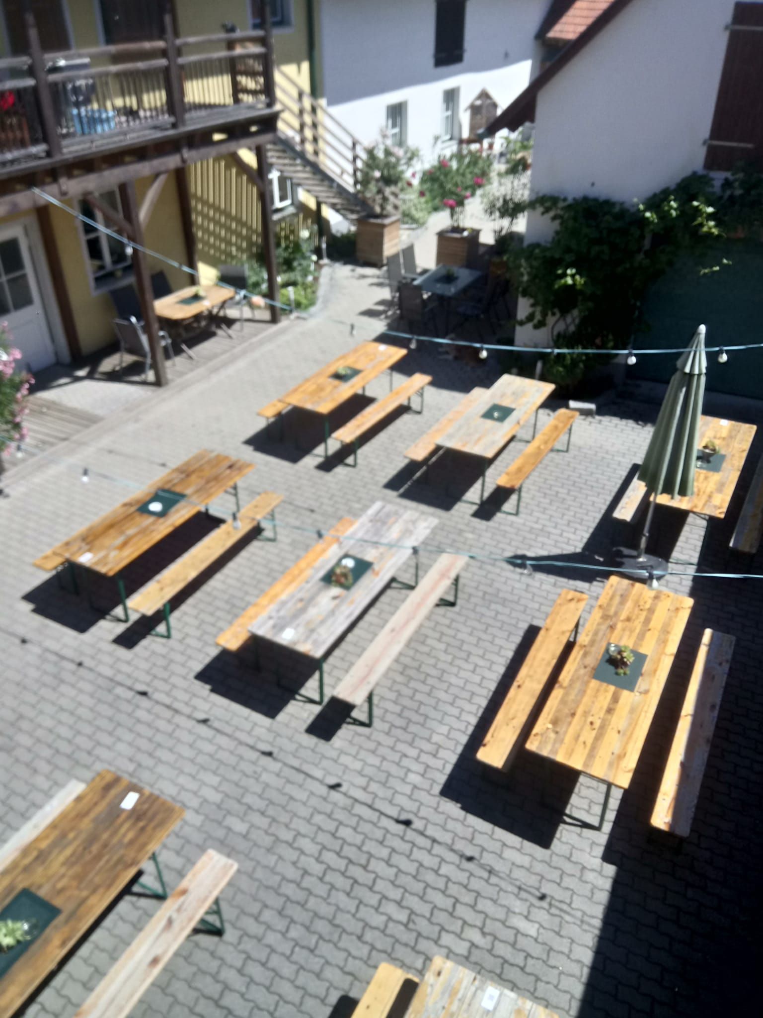 Luftaufnahme innenhof mit Heurigengarnituren 