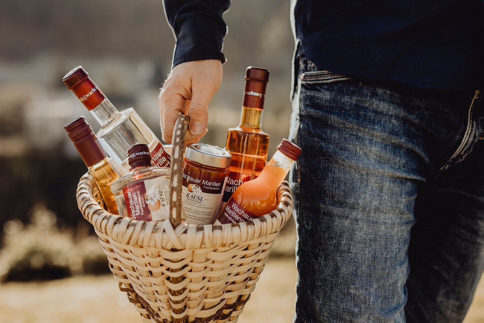 Ein Korb voller köstlicher Getränke strahlt die Vorfreude auf einen entspannten Tag in der Natur aus. Die sanften Hügel und die frische Luft laden dazu ein, die Umgebung zu erkunden und die Schönheit des Sommers zu genießen.