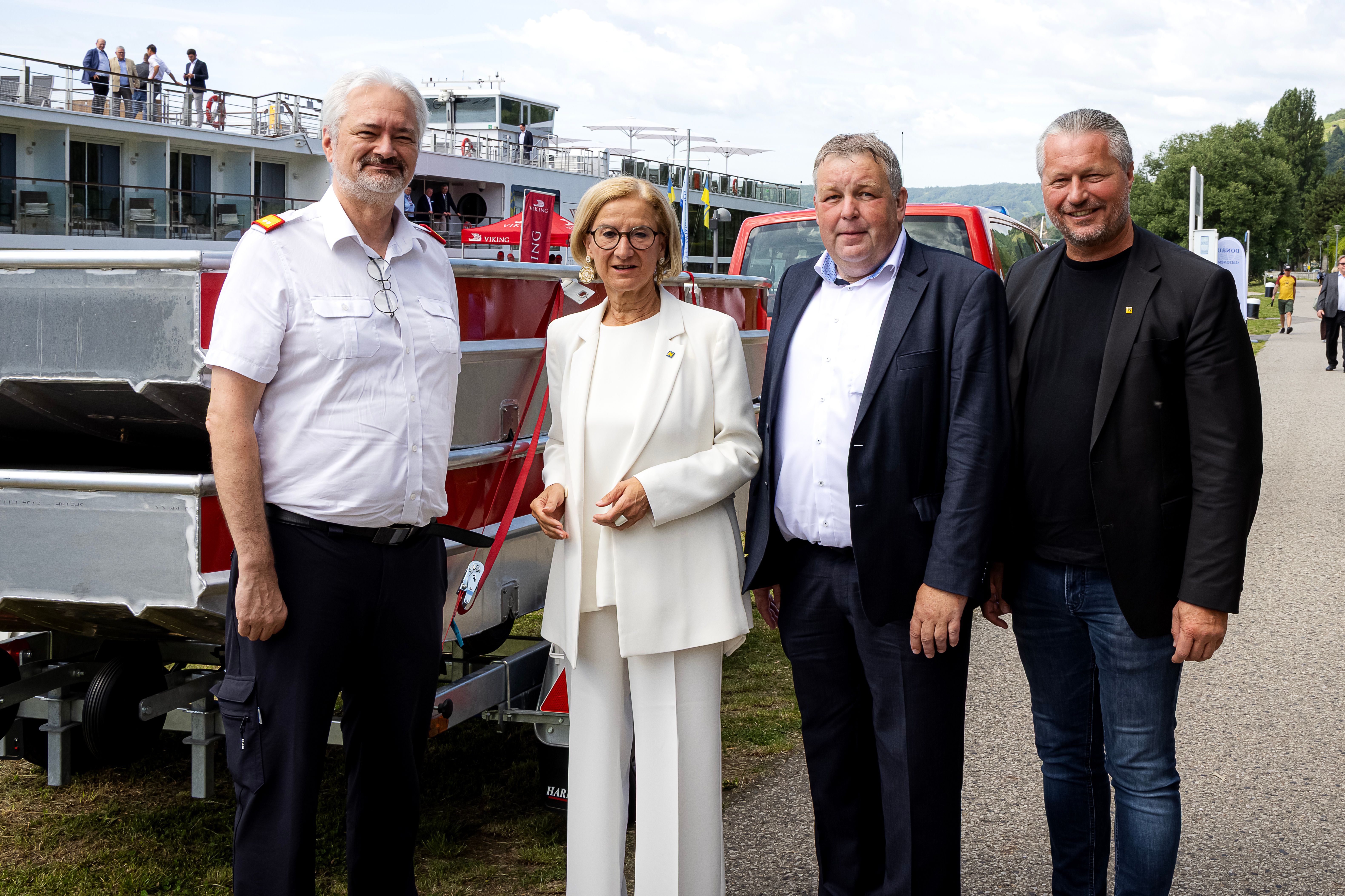 Übergabe von zwei Evakuierungsbooten, gesponsert von Viking Cruises an die Freiwillige Feuerwehr Krems: Gerhard Urschler (Freiwillige Feuerwehr Krems, Landeshauptfrau Johanna Mikl-Leitner, Thomas Bogler (Viking Cruises) und Peter Molnar (Bürgermeister Stadt Krems). 