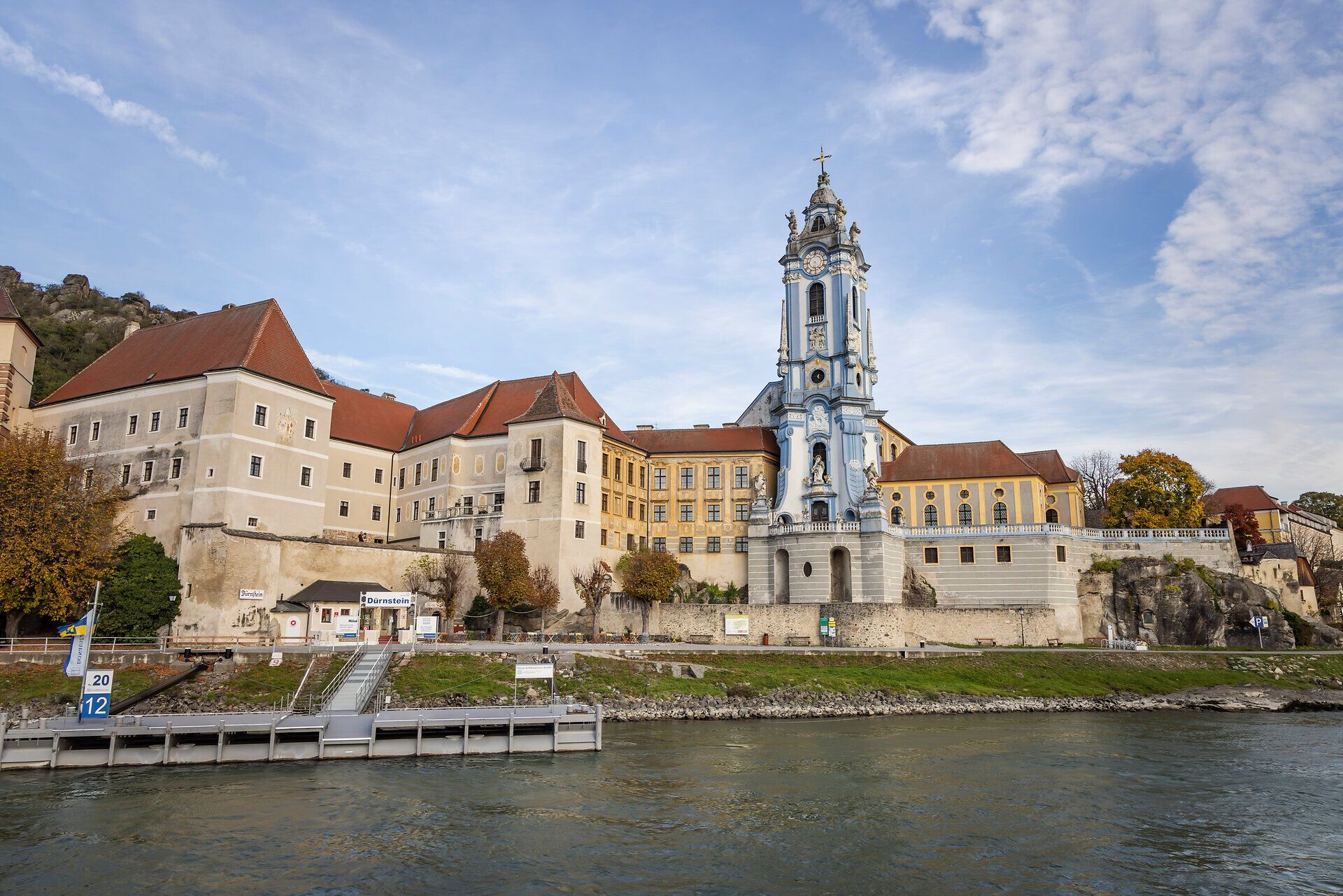 Der blaue Turm von Dürnstein mit der Donau im Vordergrund