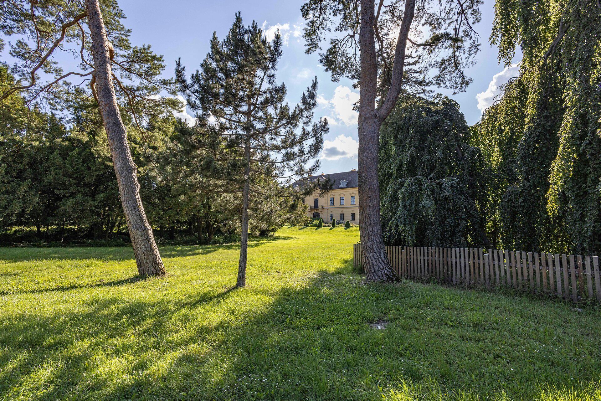 Blick vom Schlosspark auf das Schloss Eckartsau. 