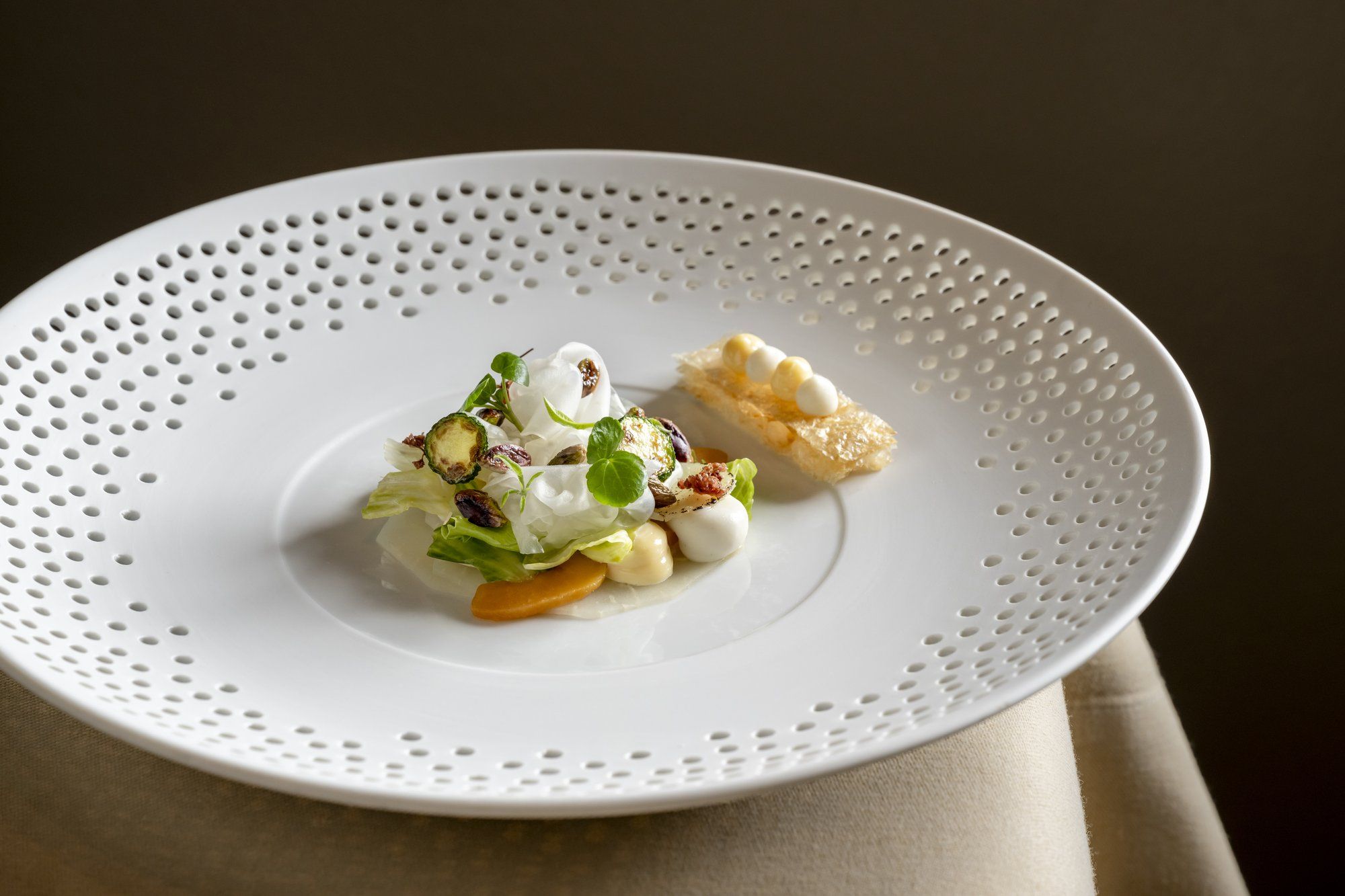 Kunstvoll angerichtete Speise auf einem weißen Teller